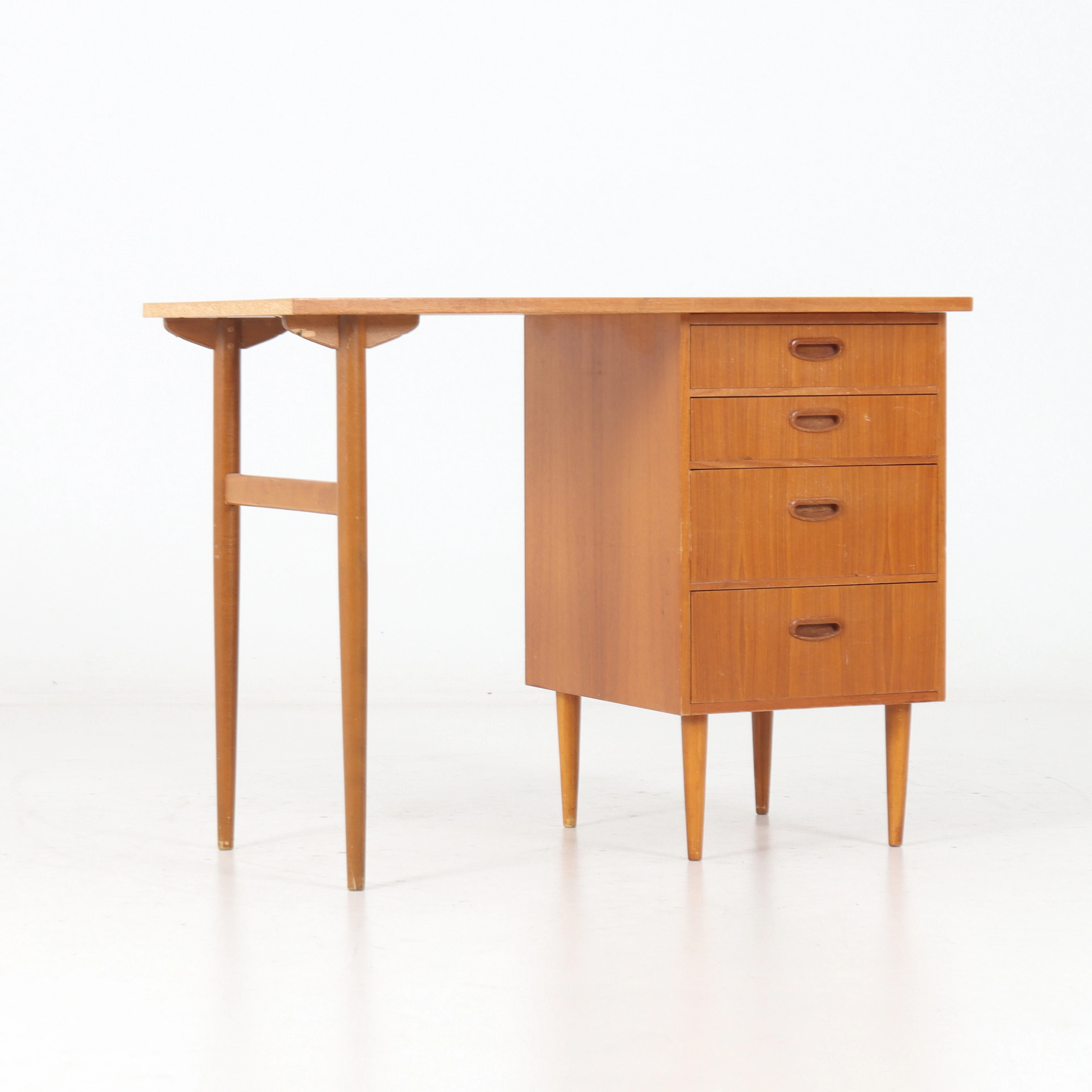 SKRIVBORD, teak, Sverige, 1950/60-tal.