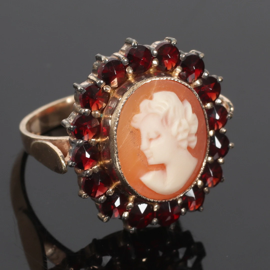 (2510-222) RING, förgyllt silver, camé med granatkrans. 19/2000-tal.
