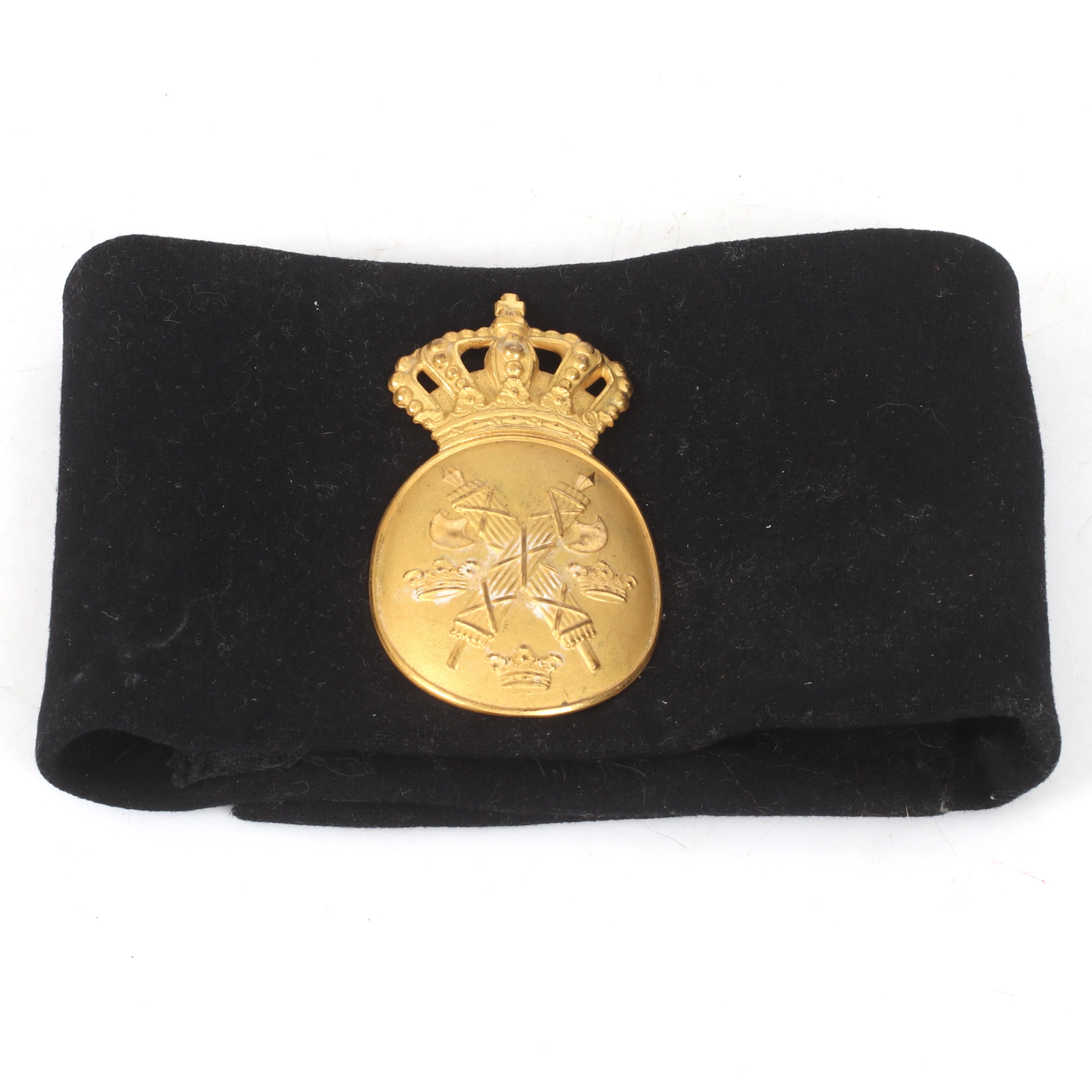POLISMÄRKE med ARMBINDEL, metall, tyg, 1900-tal.
