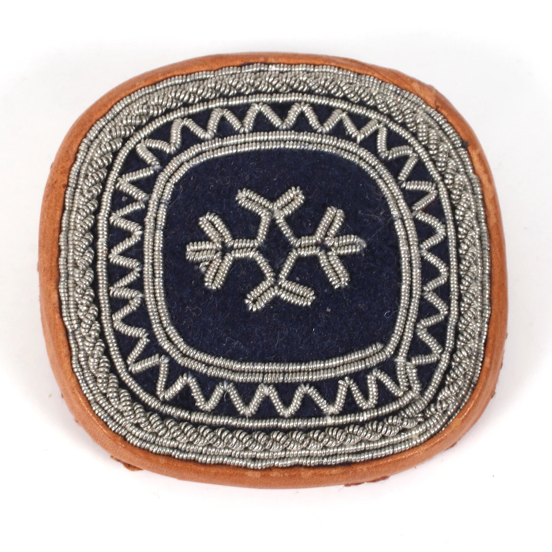BROSCH, tenntråd, läder, 1900-talets senare del.