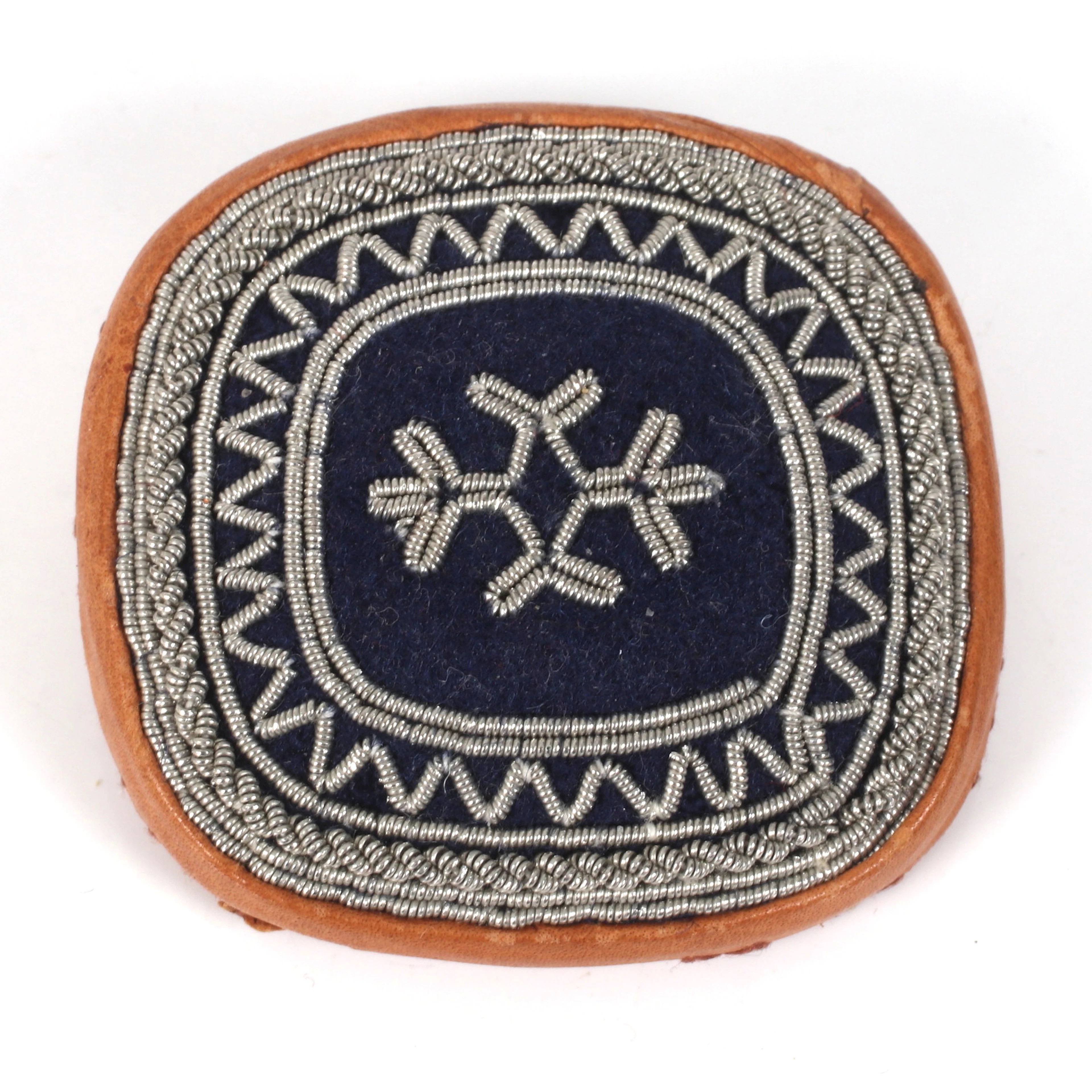 BROSCH, tenntråd, läder, 1900-talets senare del.
