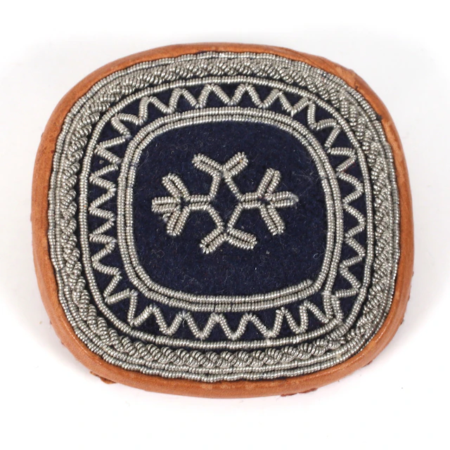BROSCH, tenntråd, läder, 1900-talets senare del.
