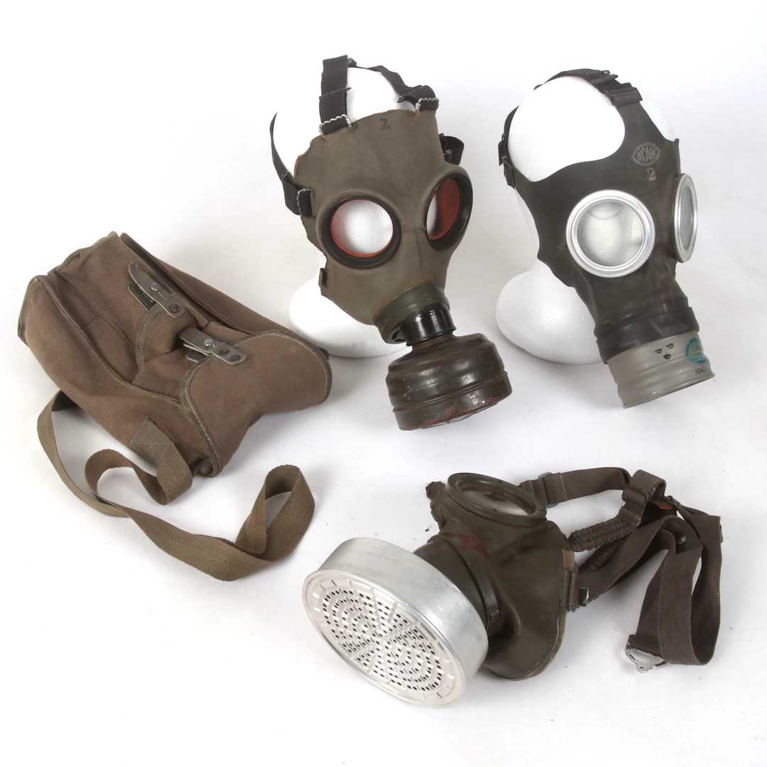 GASMASKER, 3 st, bl.a. typ 19, Birger Carlson & Co AB, Stockholm. 1900-tal.