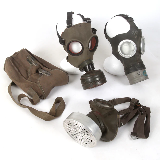 GASMASKER, 3 st, bl.a. typ 19, Birger Carlson & Co AB, Stockholm. 1900-tal.