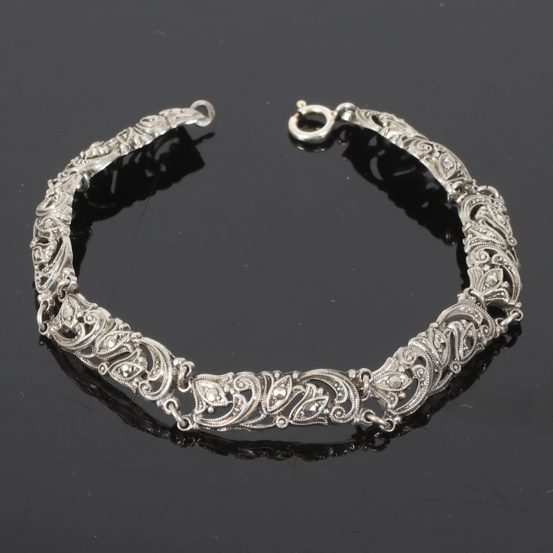 (2510-239) ARMBAND, silver, med markasiter. 1900-tal.