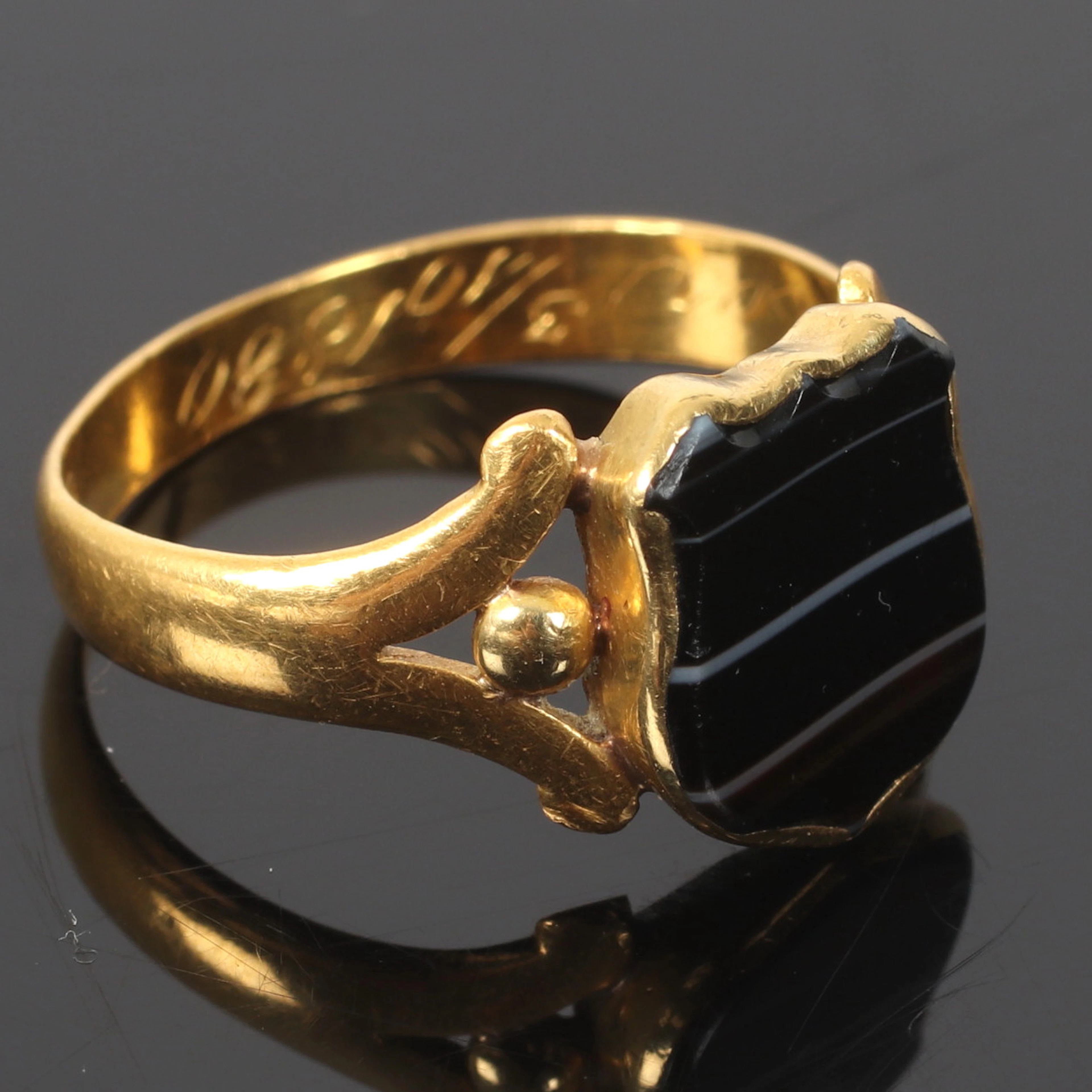 KLACKRING, 23k guld med sköldformad onyx, PA, Borås, 1909.