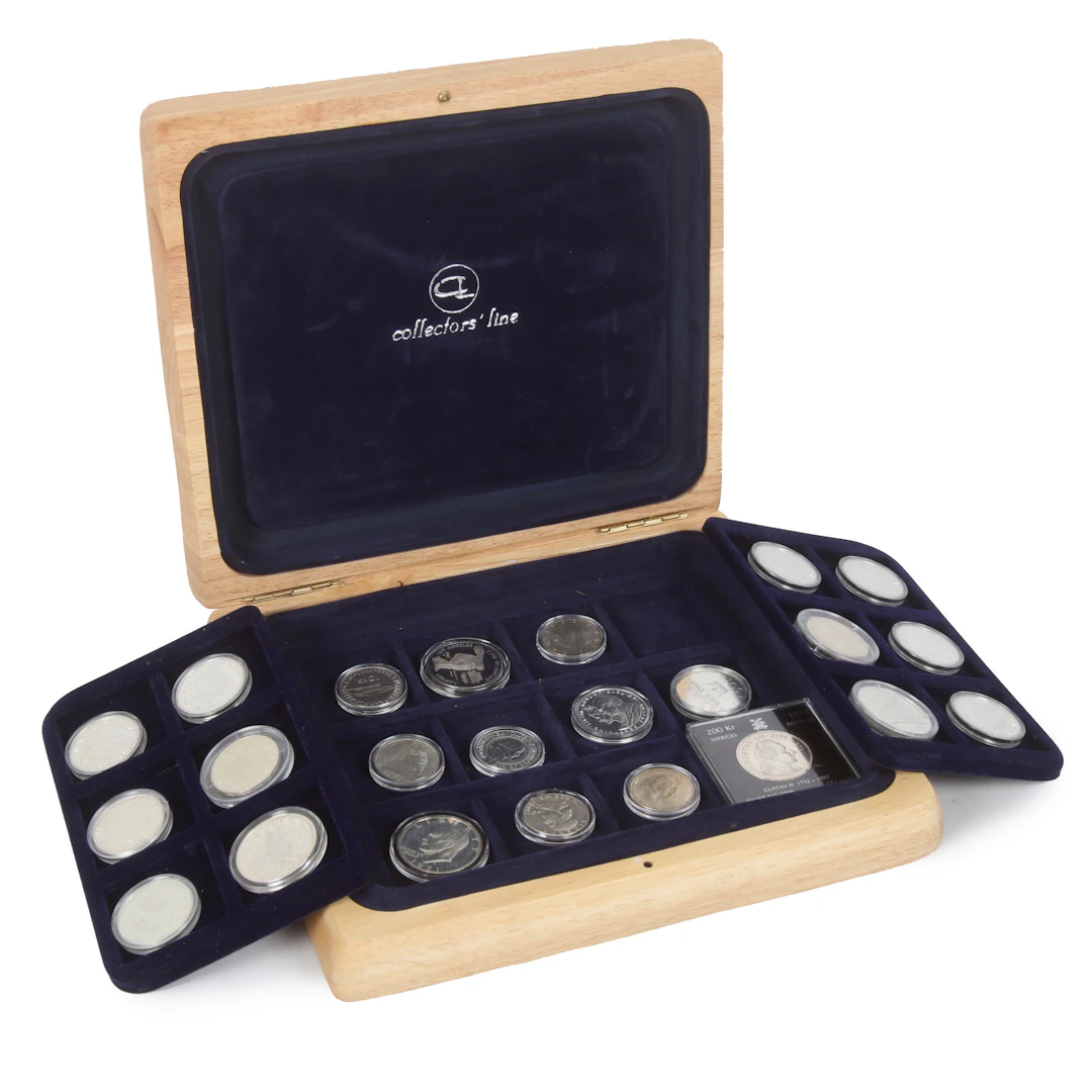 SILVERMYNT i trälåda, 19 st. Sverige och USA. 1900-tal.