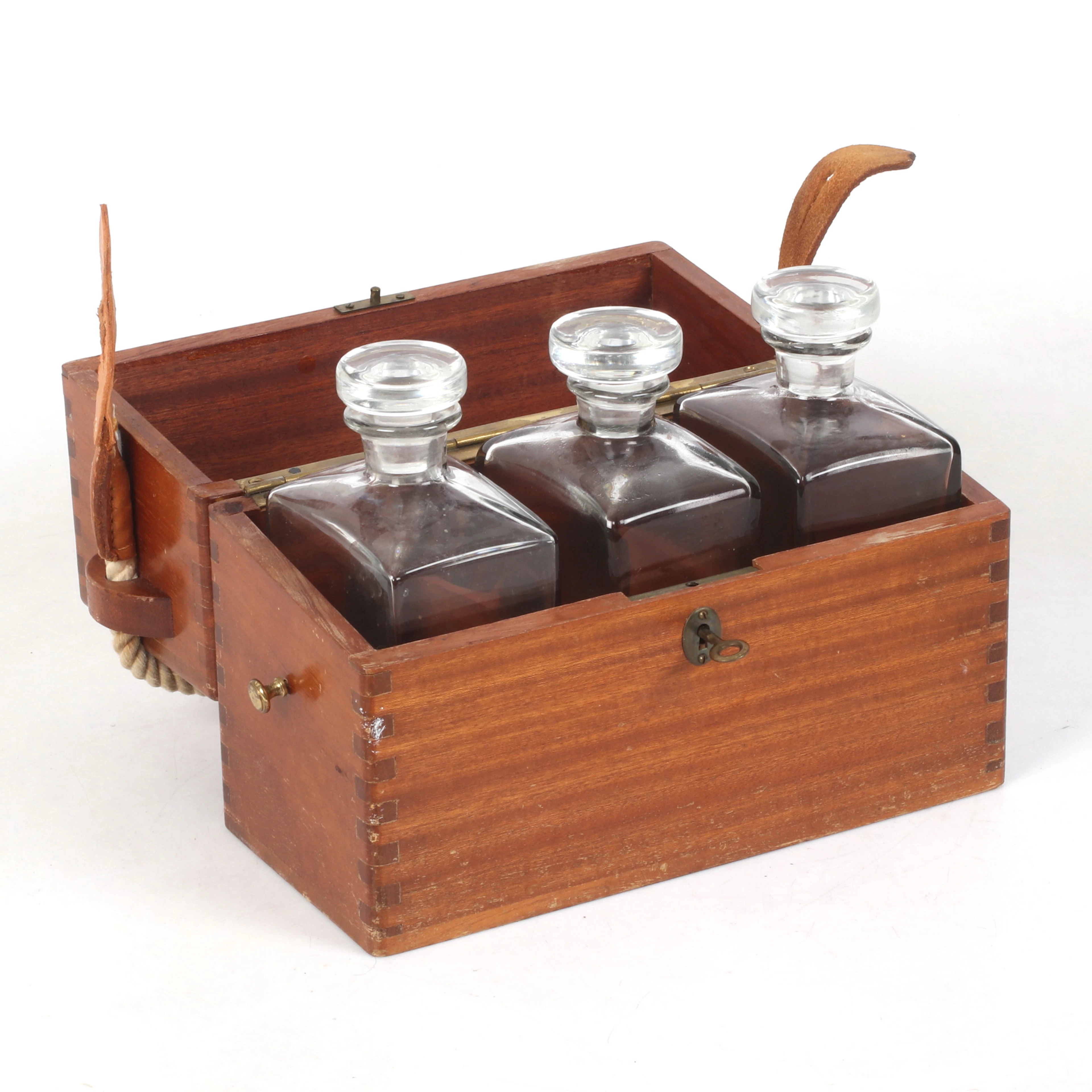 FLASKSCHATULL, med 3 pluntor, trä/glas, Kosta, 1900-tal.