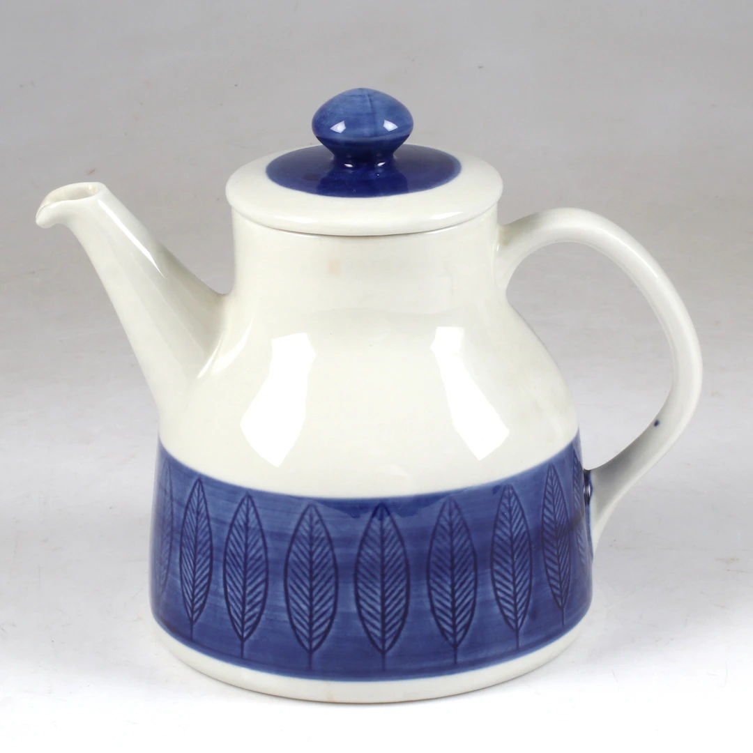 HERTHA BENGTSSON. Kaffekanna, "Koka blå", porslin, Rörstrand.