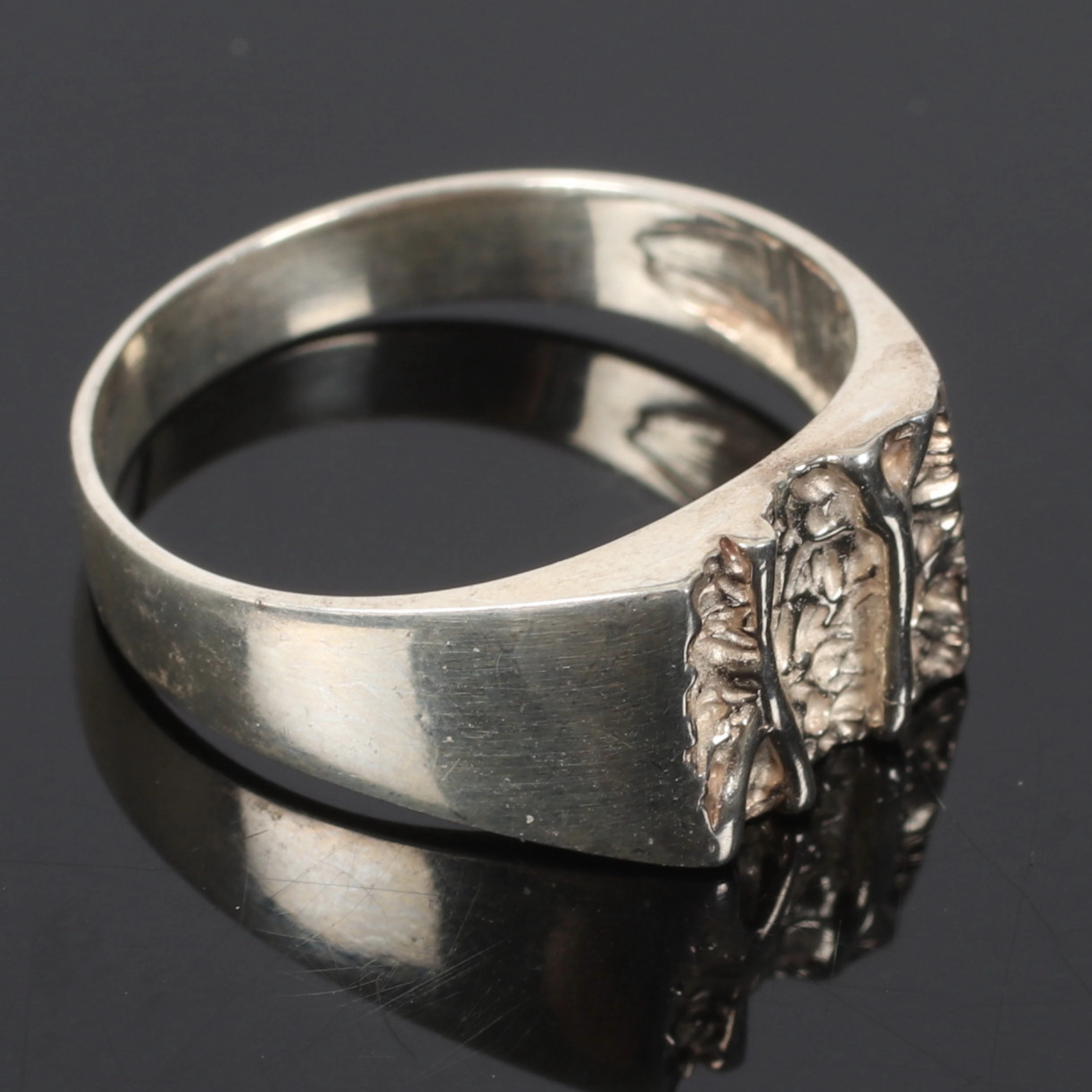 (2510-229) RING, silver, "vildmark", Bengt Hallberg , Stockholm, 1900-tal.