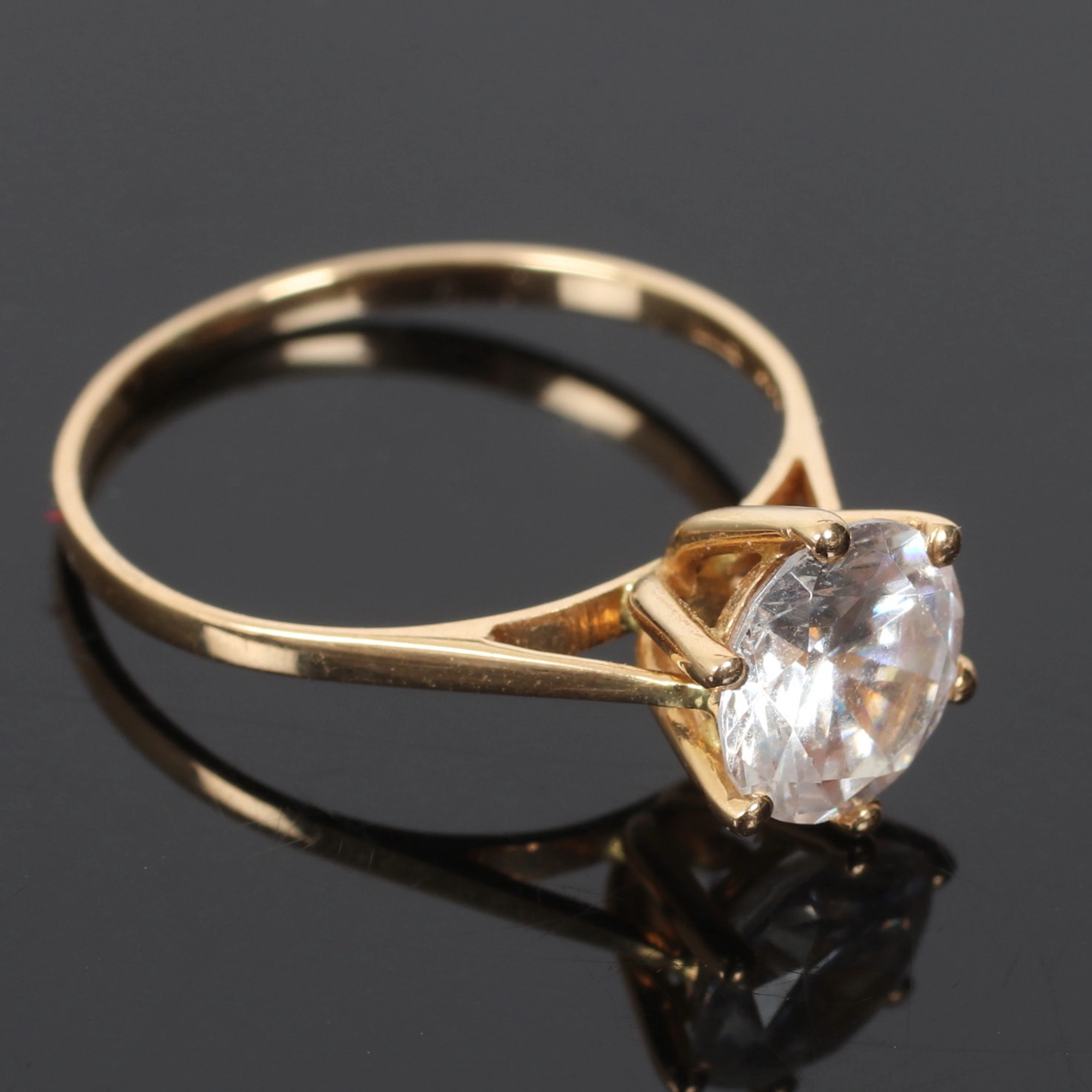 RING, 18k guld, med vit sten. Aso Guld & Smide, Stockholm. 19/2000-tal.