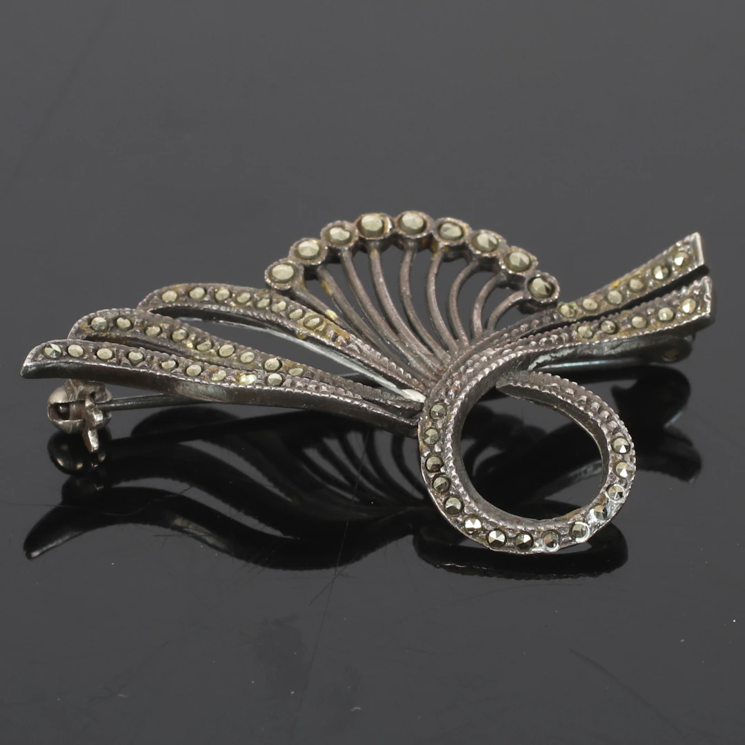 (2510-242) BROSCH, Sterling silver, med markasiter. 1900-tal.