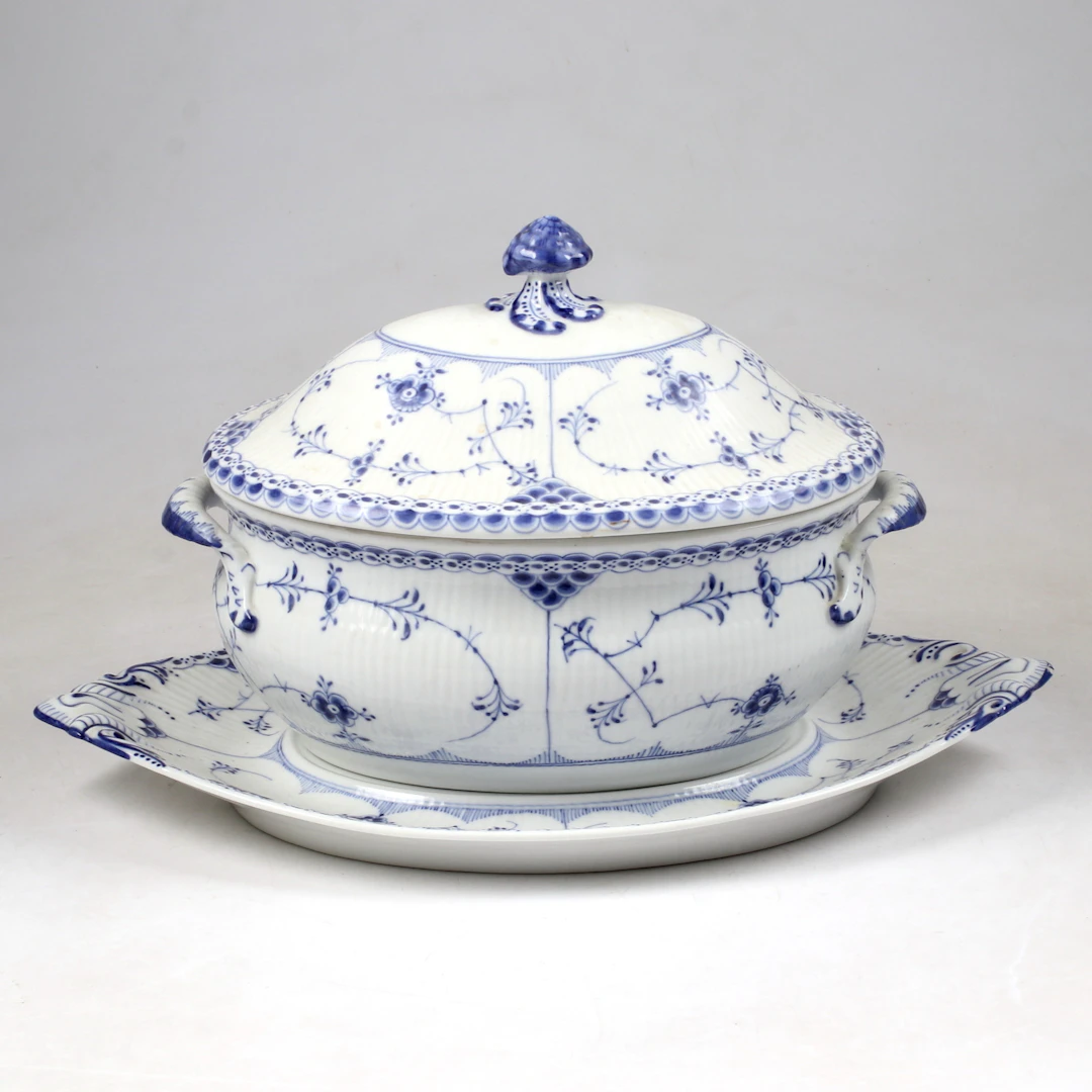 TERRIN med FAT, porslin Musselmalet, Royal Copenhagen, Danmark.