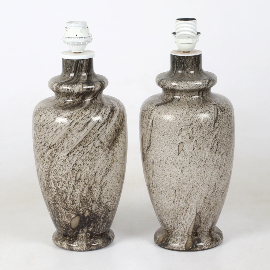 BORDSLAMPOR, ett par, glas, Bergboms. 1900-talets andra hälft.