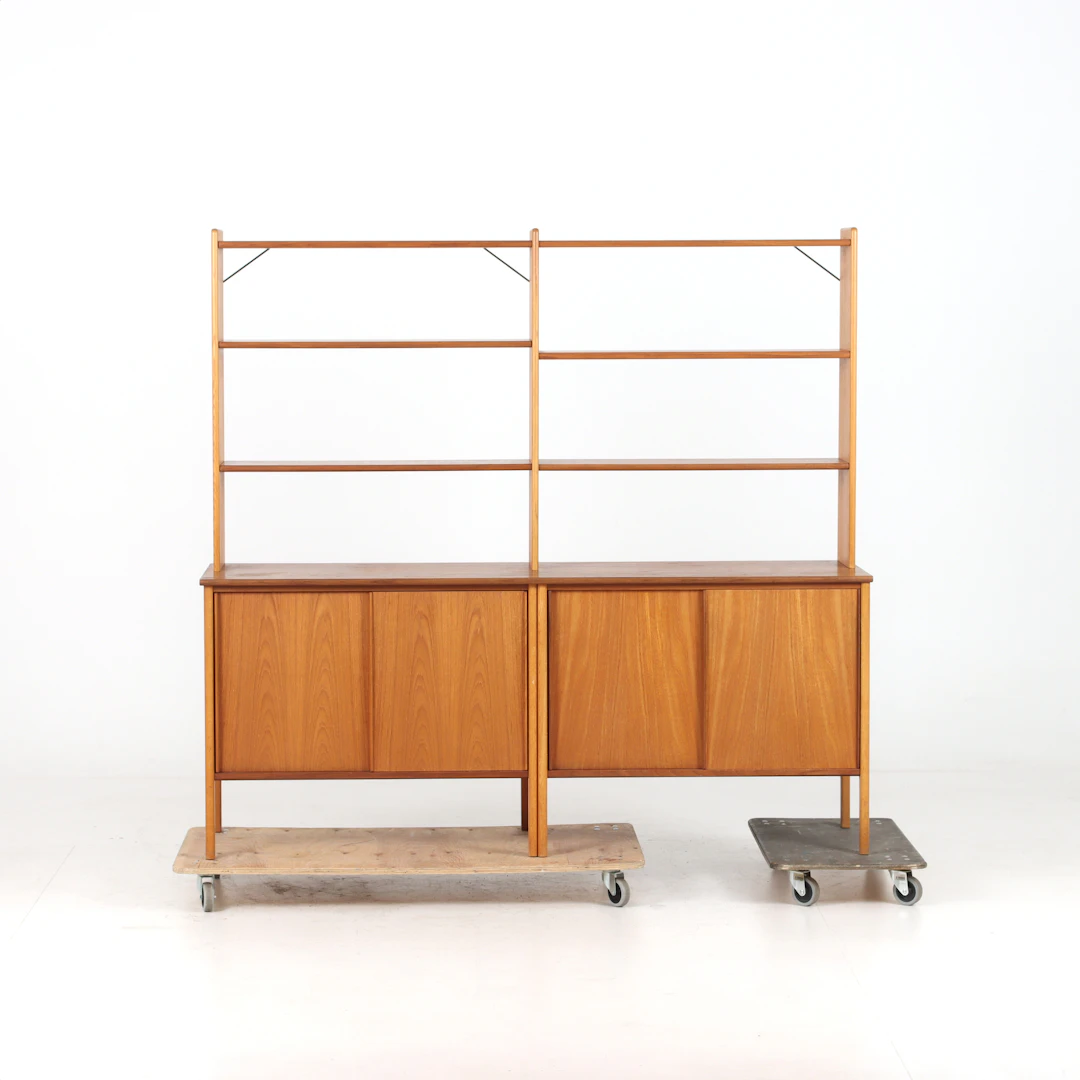HYLLSYSTEM med skåphurtsar, teak, 1950/60-tal.