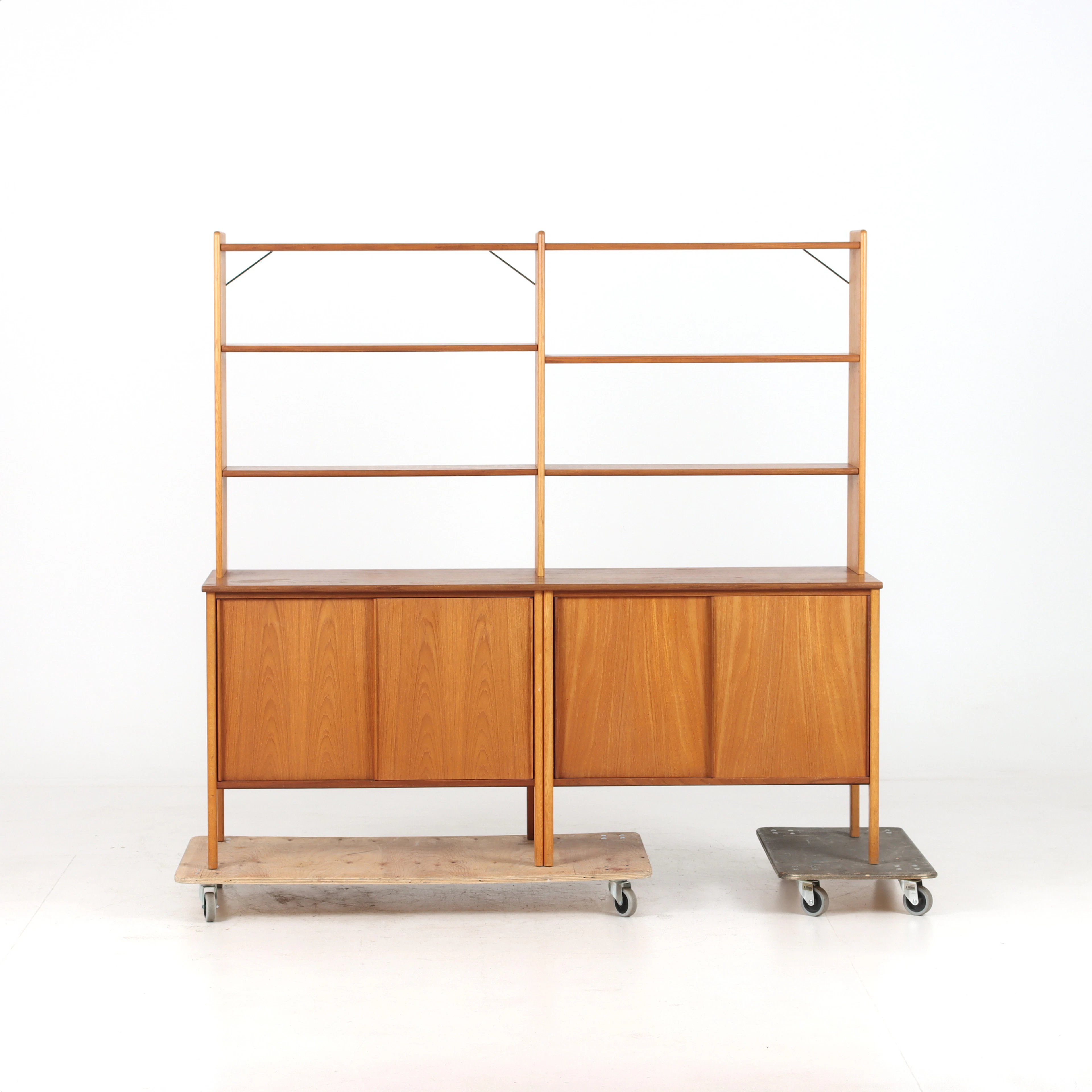 HYLLSYSTEM med skåphurtsar, teak, 1950/60-tal.