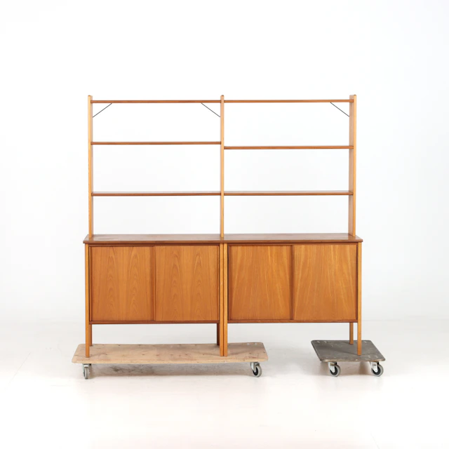 HYLLSYSTEM med skåphurtsar, teak, 1950/60-tal.
