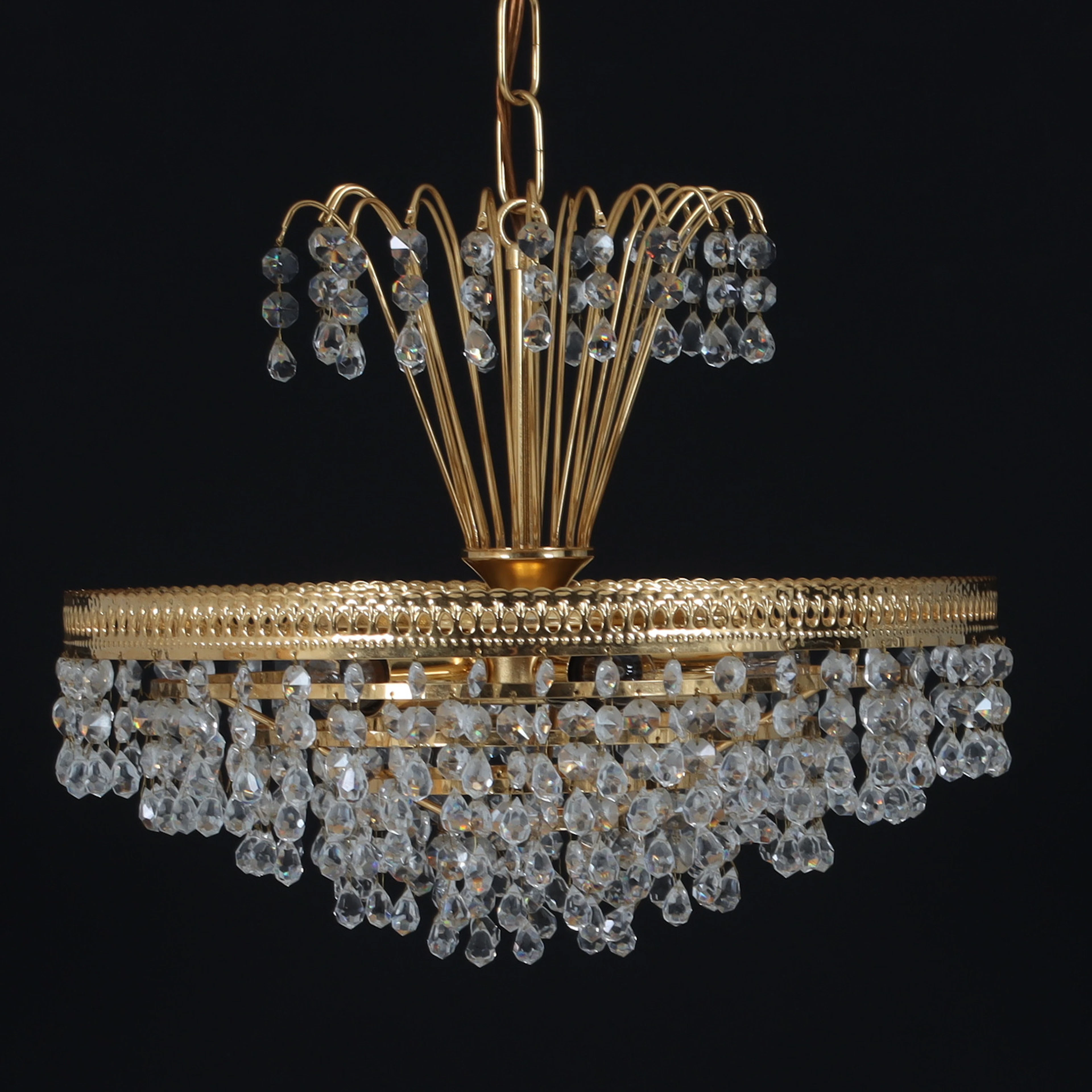 TAKLAMPA, metall, prismor, 1900-talets senare del.