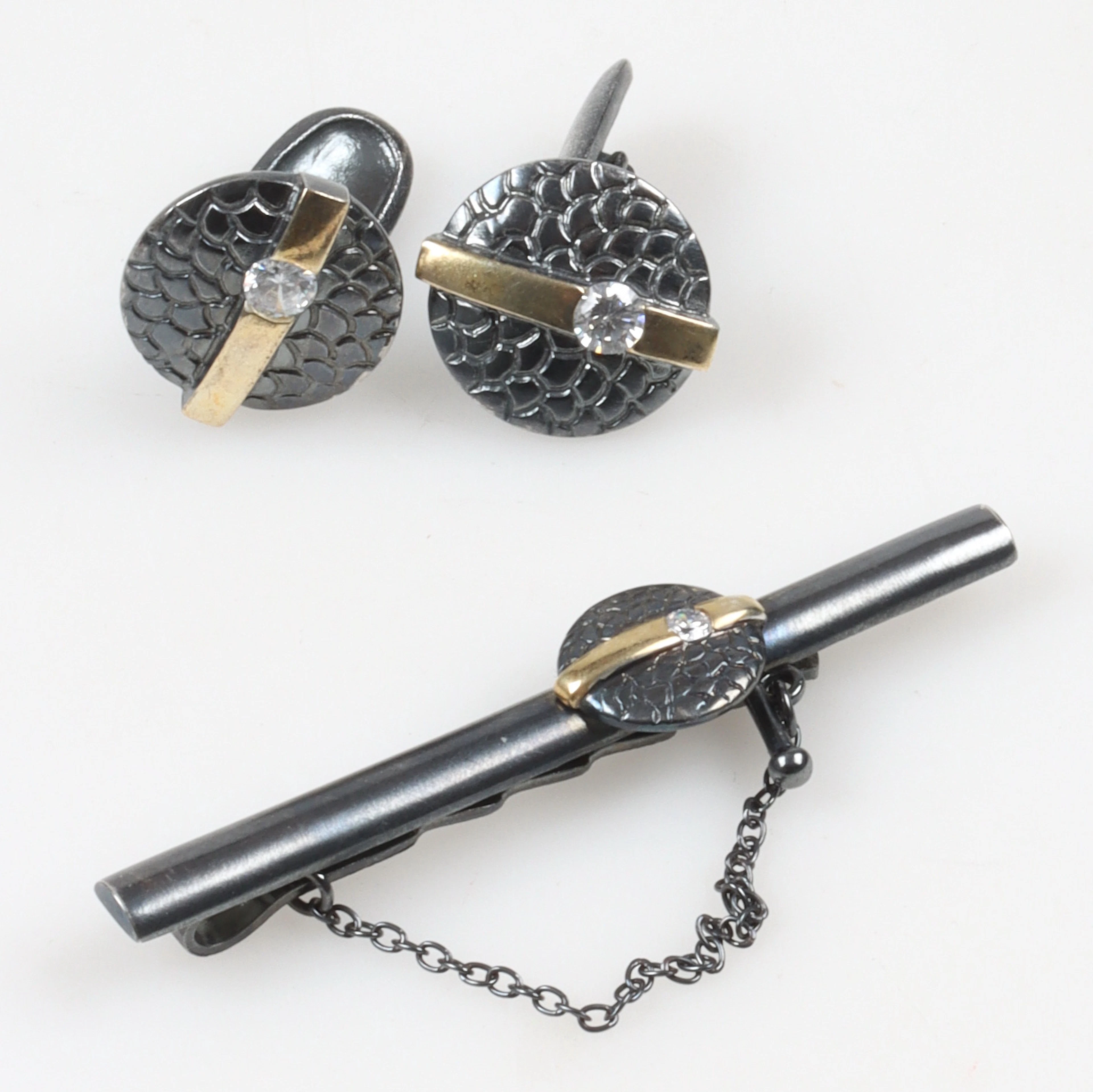 MANSCHETTKNAPPAR, ett par, och SLIPSNÅL, oxiderad sterlingsilver