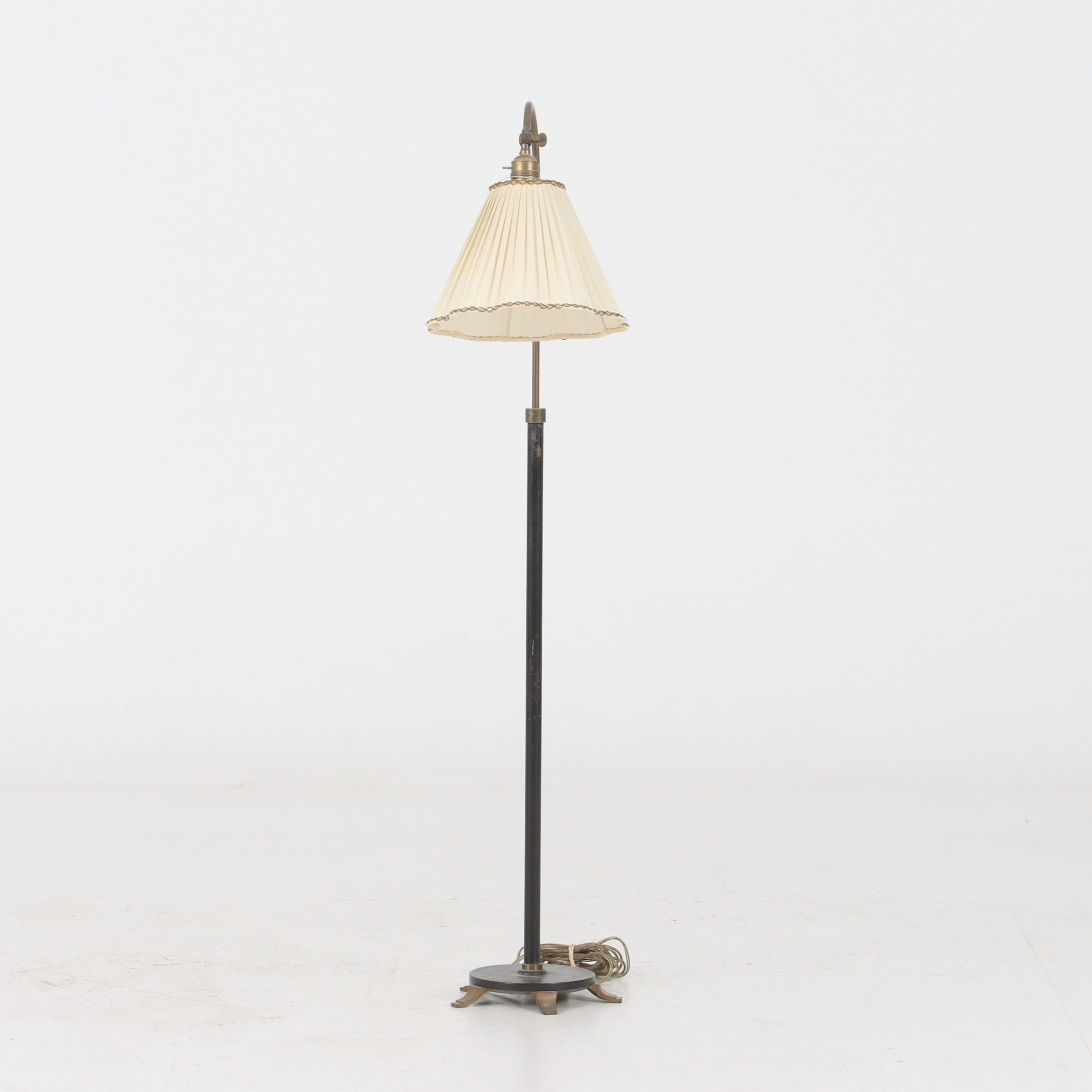 GOLVLAMPA, metallstomme, 1900-talets första hälft.