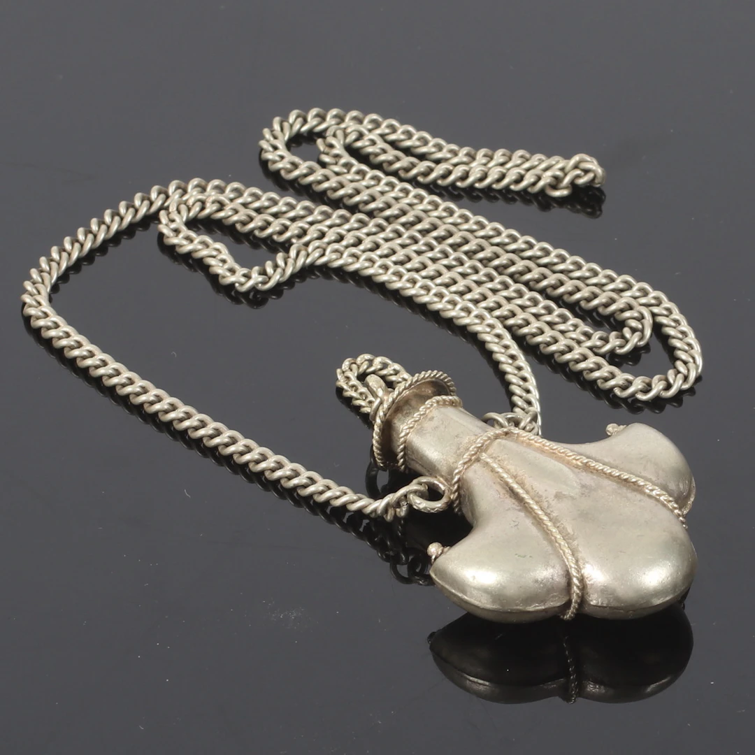 COLLIER, med luktdosa, tenn, orientalisk, 1900-tal.