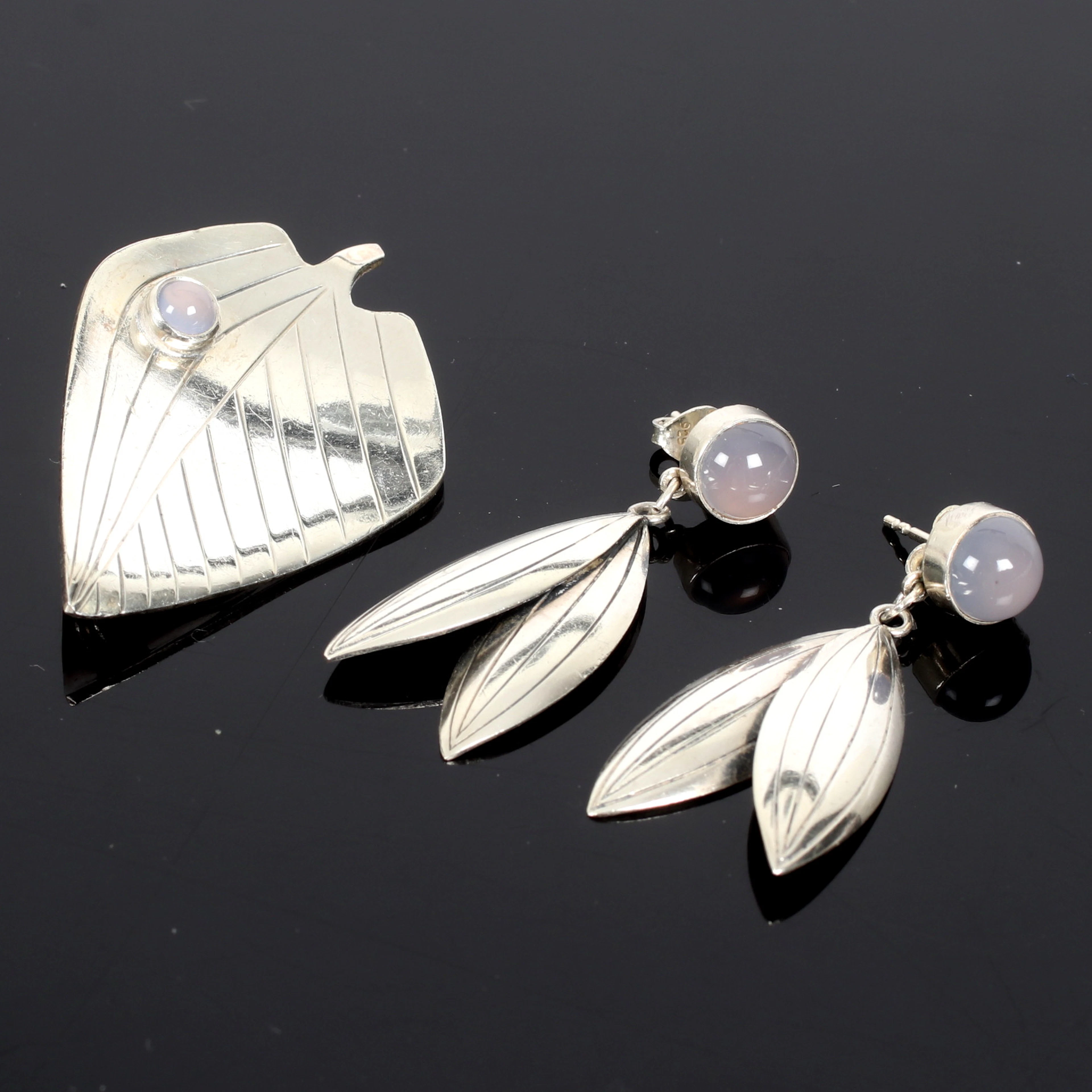 ÖRHÄNGEN, ett par och BROSCH, Sterling silver med ametister, Per Sköld