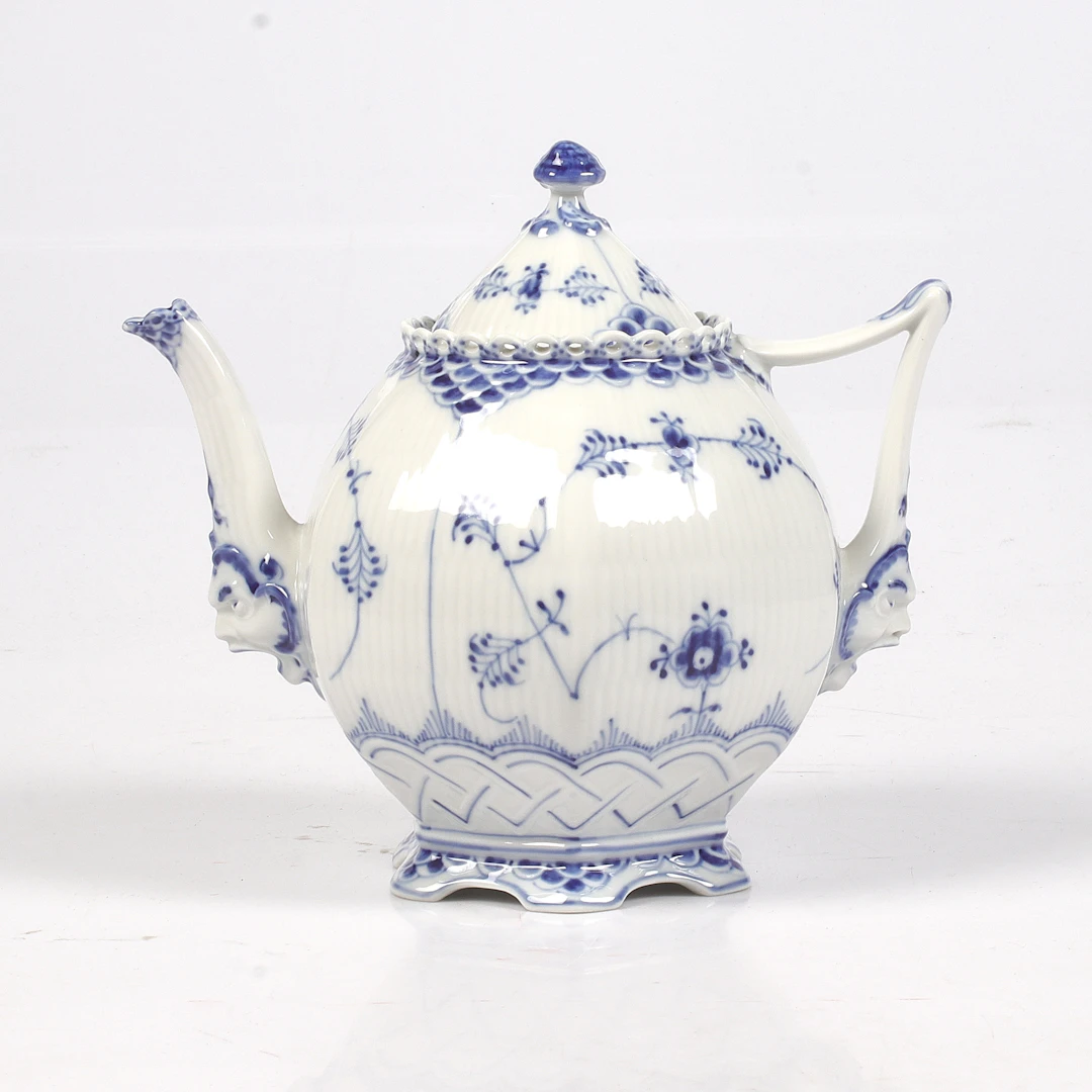 TEKANNA, porslin, "Musselmalet", nr 1/1119, Royal Copenhagen. Danmark.