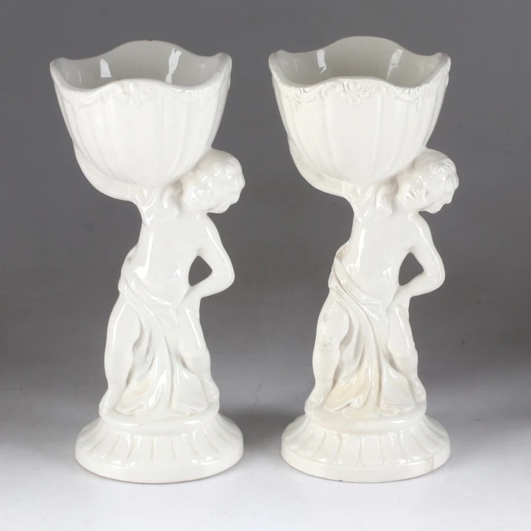 YTTERFODER, på fot, 2 st, porslin Capodimonte, Italien, 1900-talets slut.