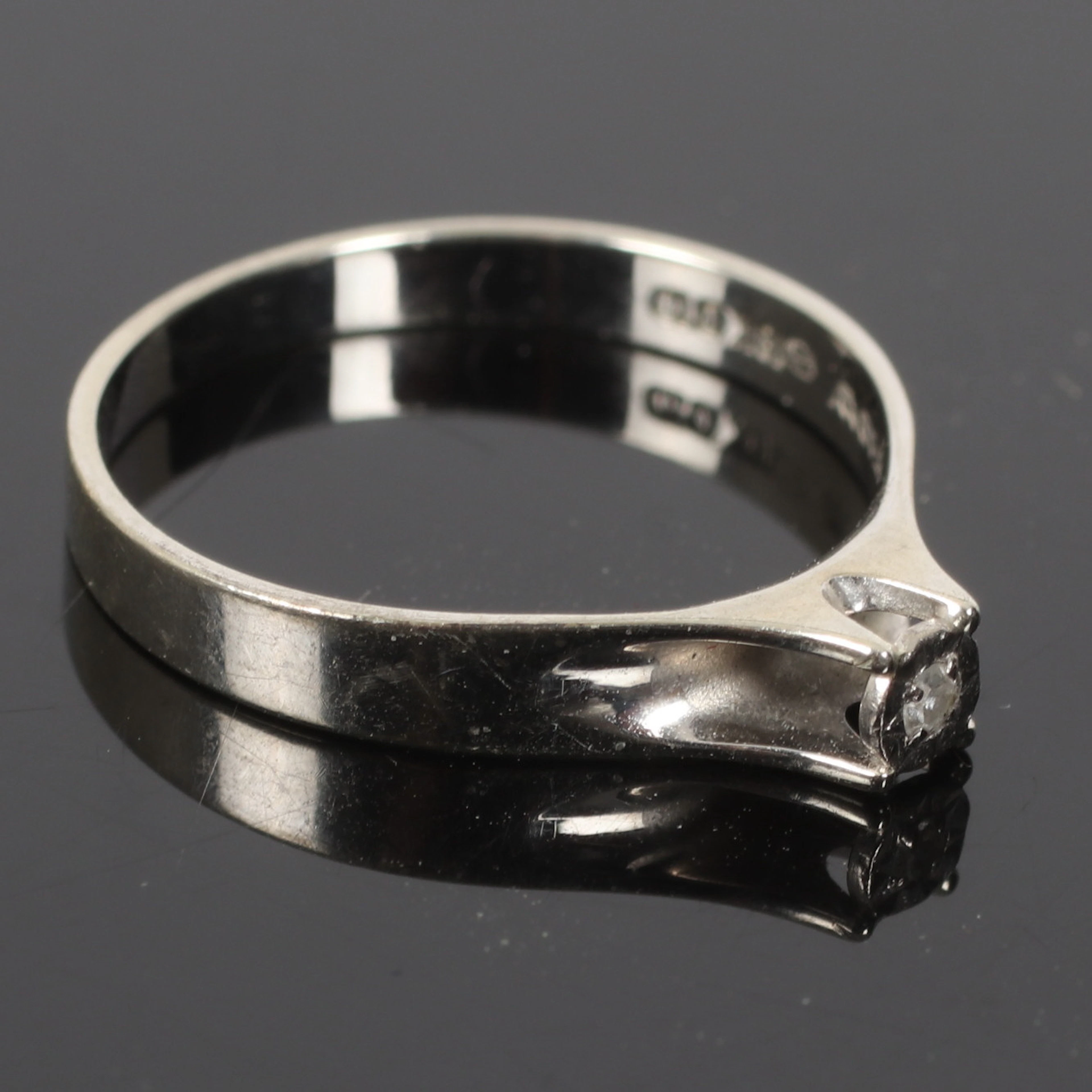 RING, 18k guld, med solitär diamant tot. 0,02 ct. Olof Pettersson Ab. 1978.