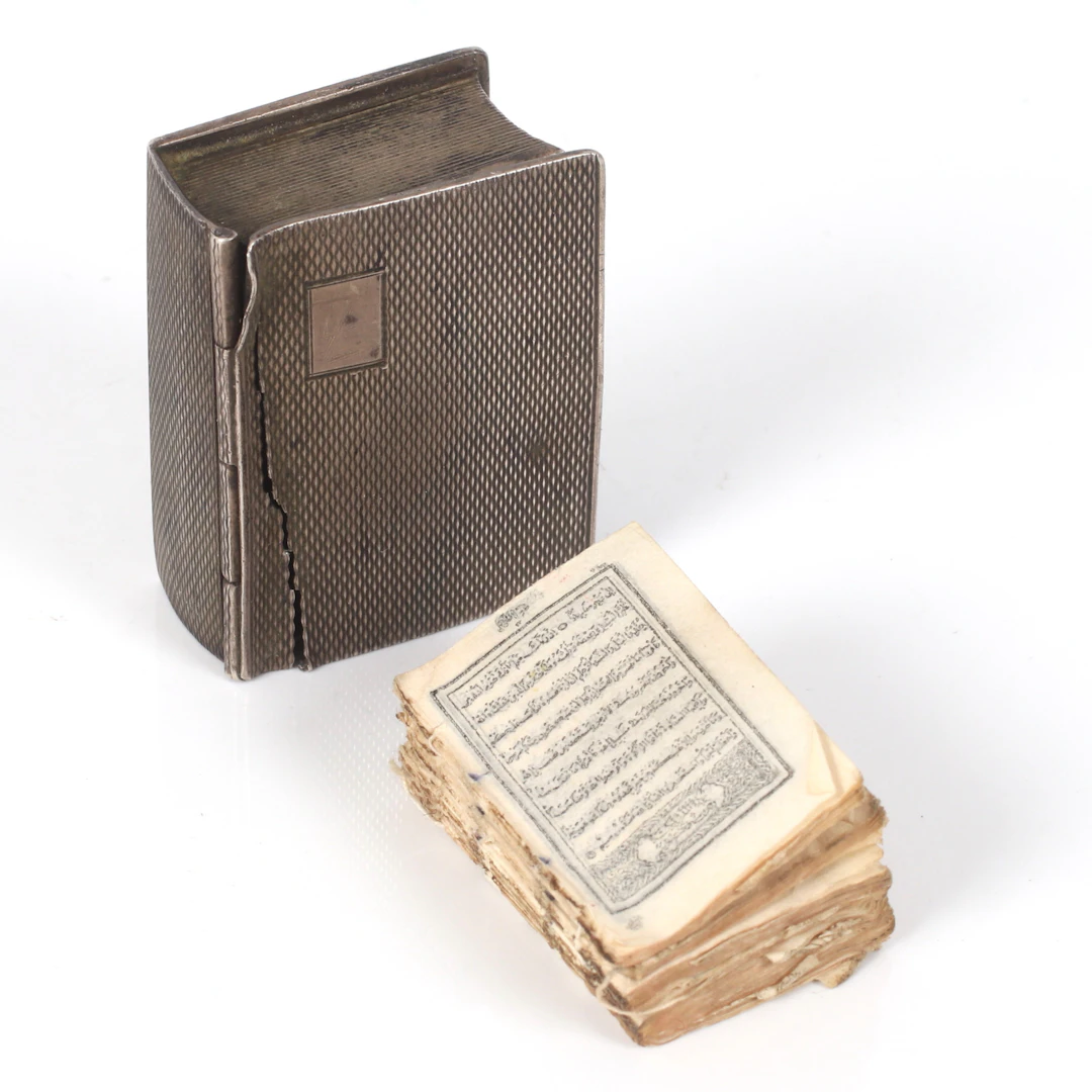 MINIATYR, Tanakh/Hebreiska bibeln, i fodral av vitmetall, 1900-tal.