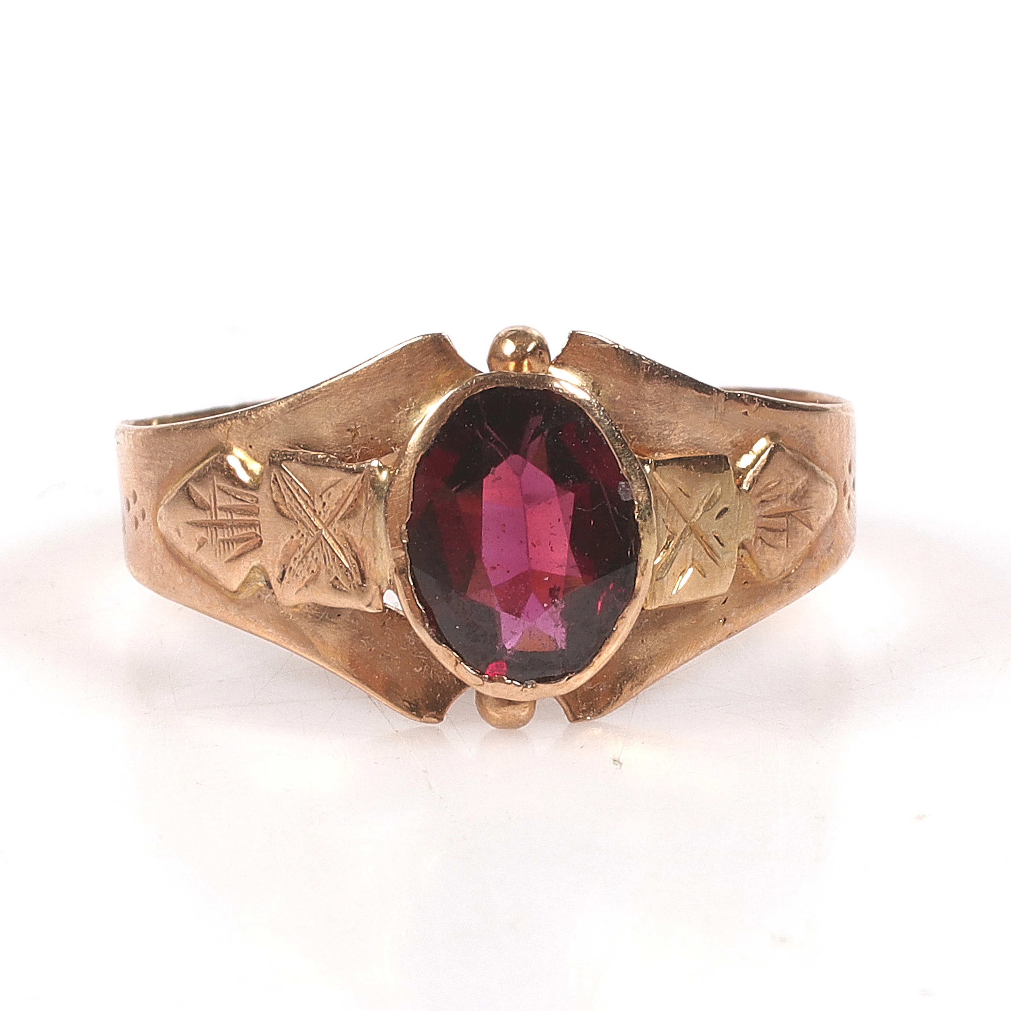 RING, 18k guld, med röd sten, 1907.