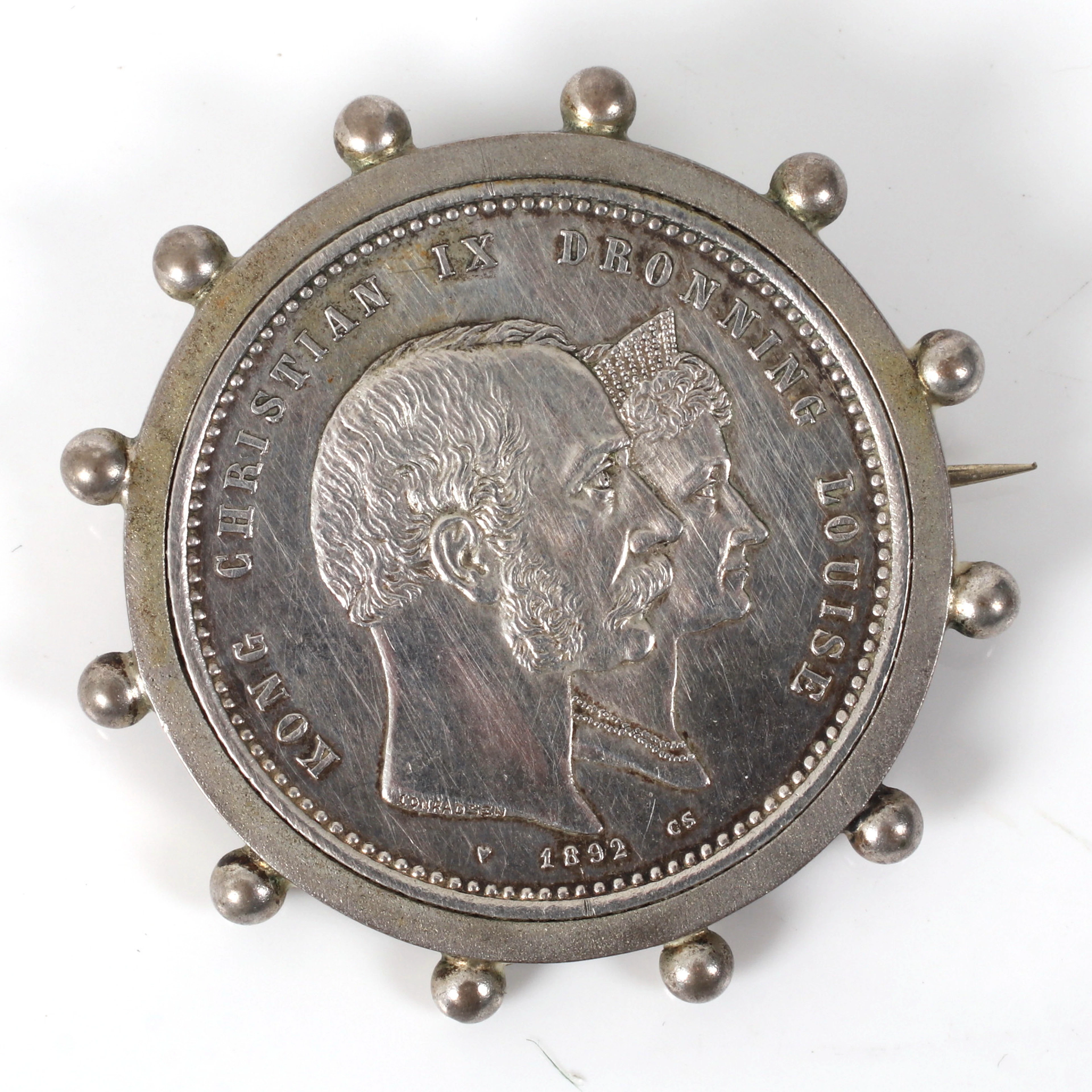 BROSCH, silver, 2 kroner, Christian IX, Drottning Louise. 1886.