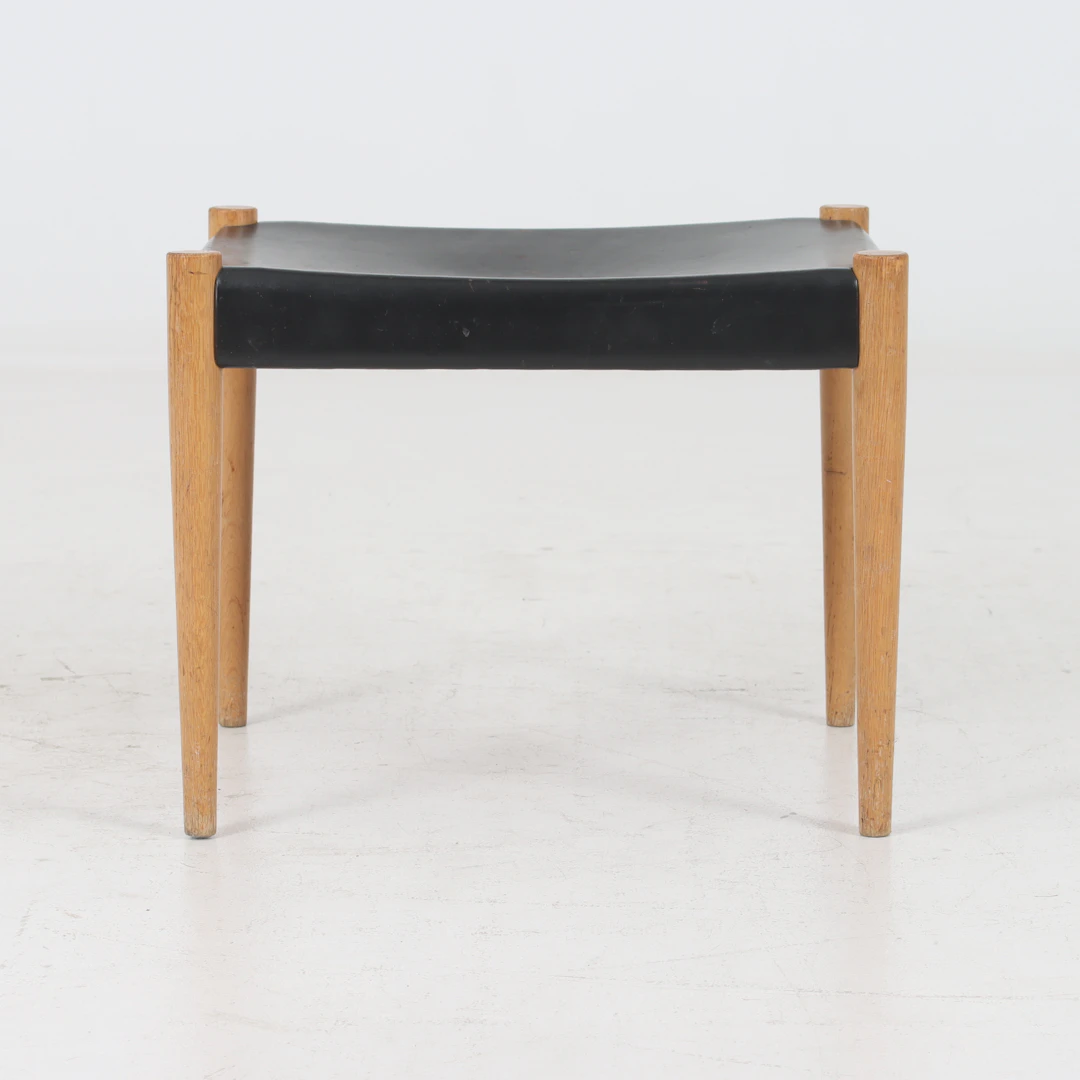 GILLIS LUNDGREN. Taburett, "Dukat", läder och ek, IKEA, 1966.