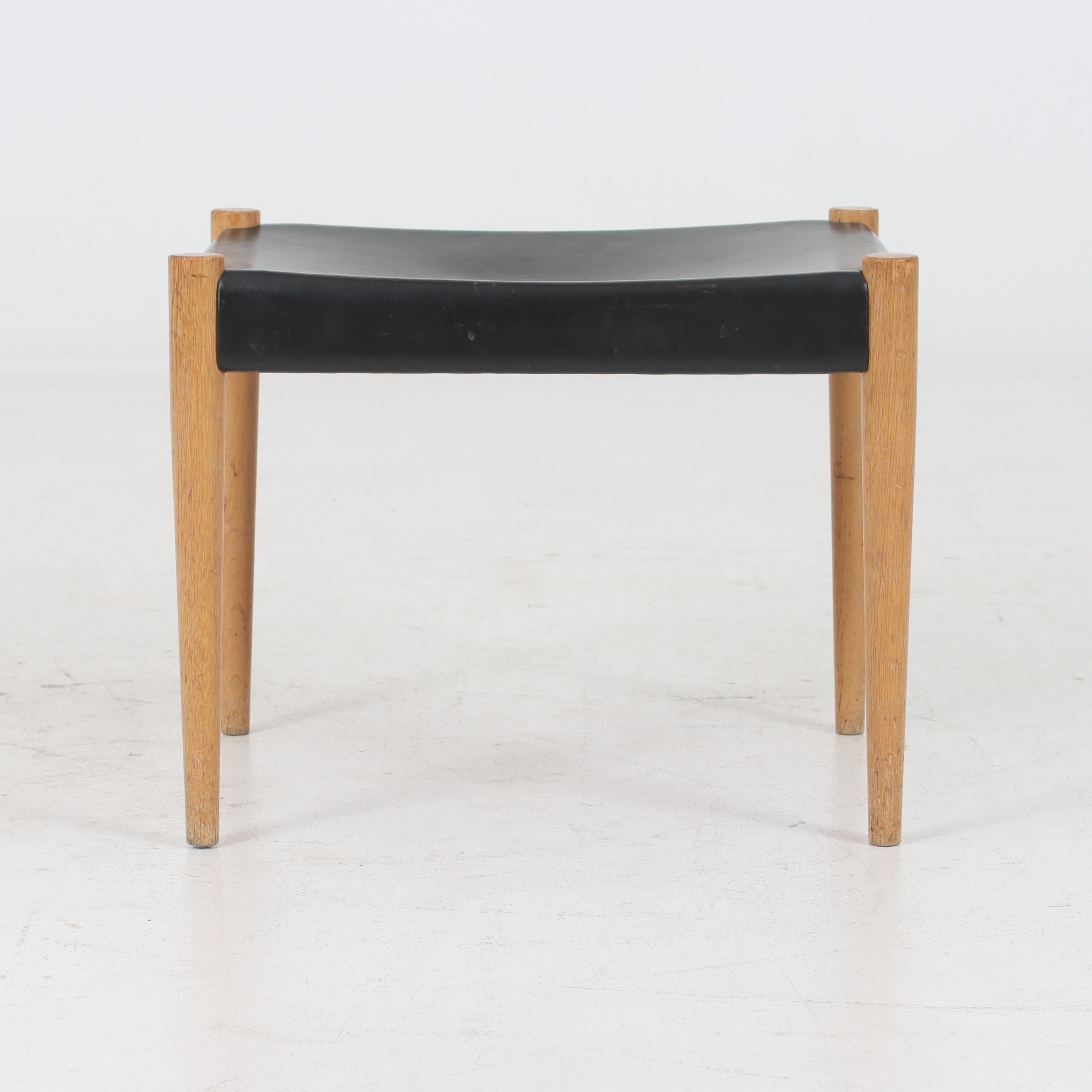 GILLIS LUNDGREN. Taburett, "Dukat", läder och ek, IKEA, 1966.