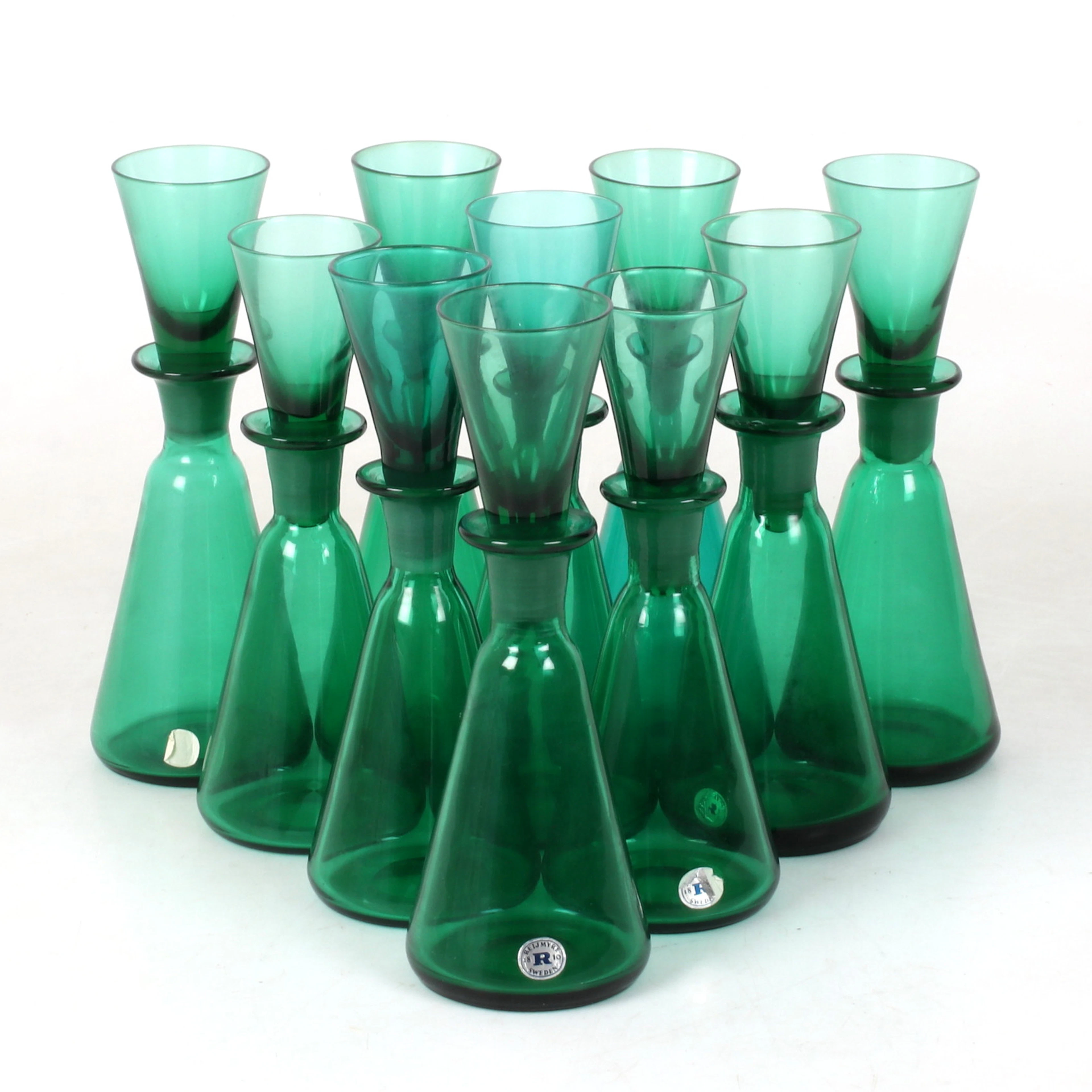 FLASKOR med SNAPSGLAS, 10 st, Reijmyre, 1900-tal.