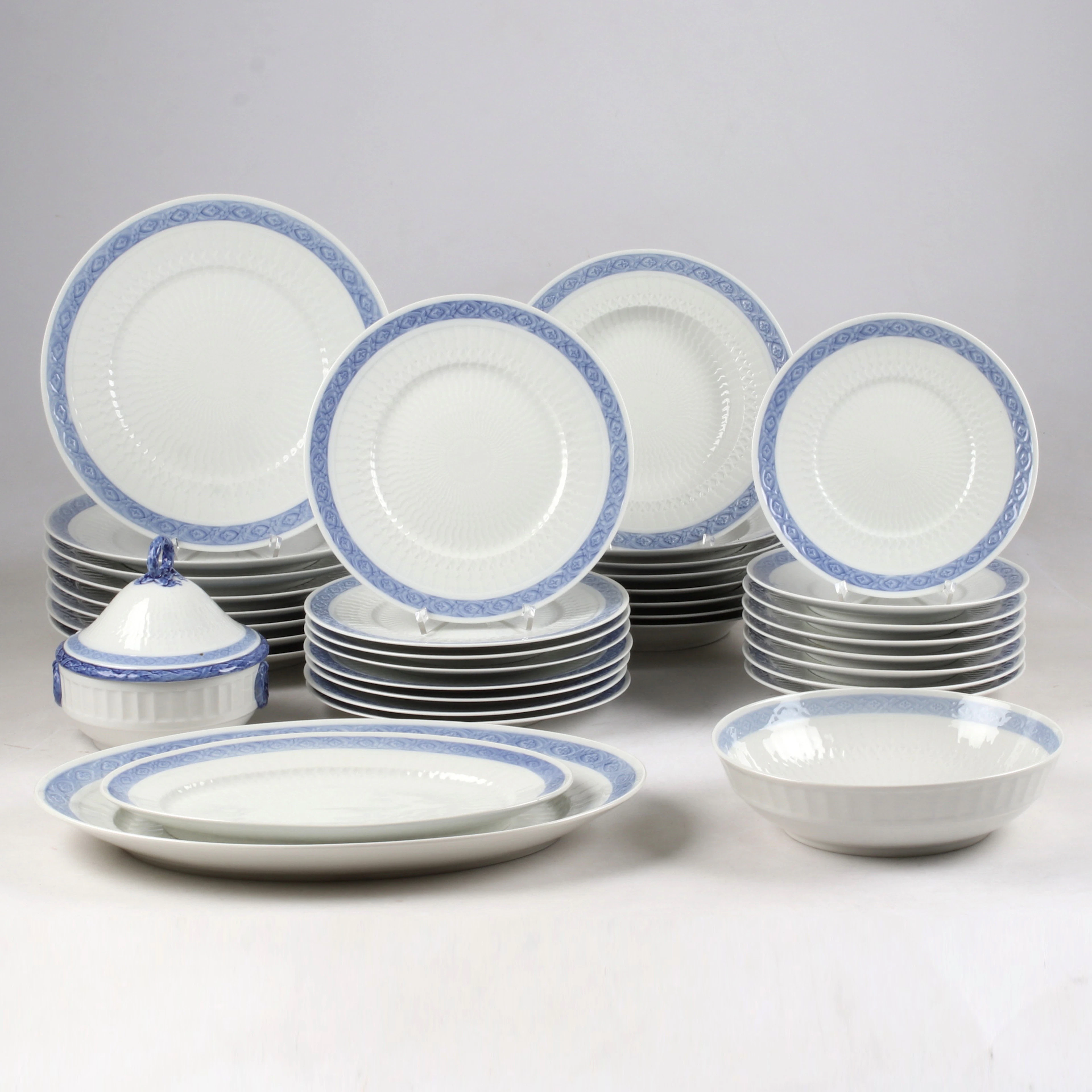 ARNE KROGH. SERVISDELAR, 36 delar, porslin, "Blå Vifte", Royal Copenhagen