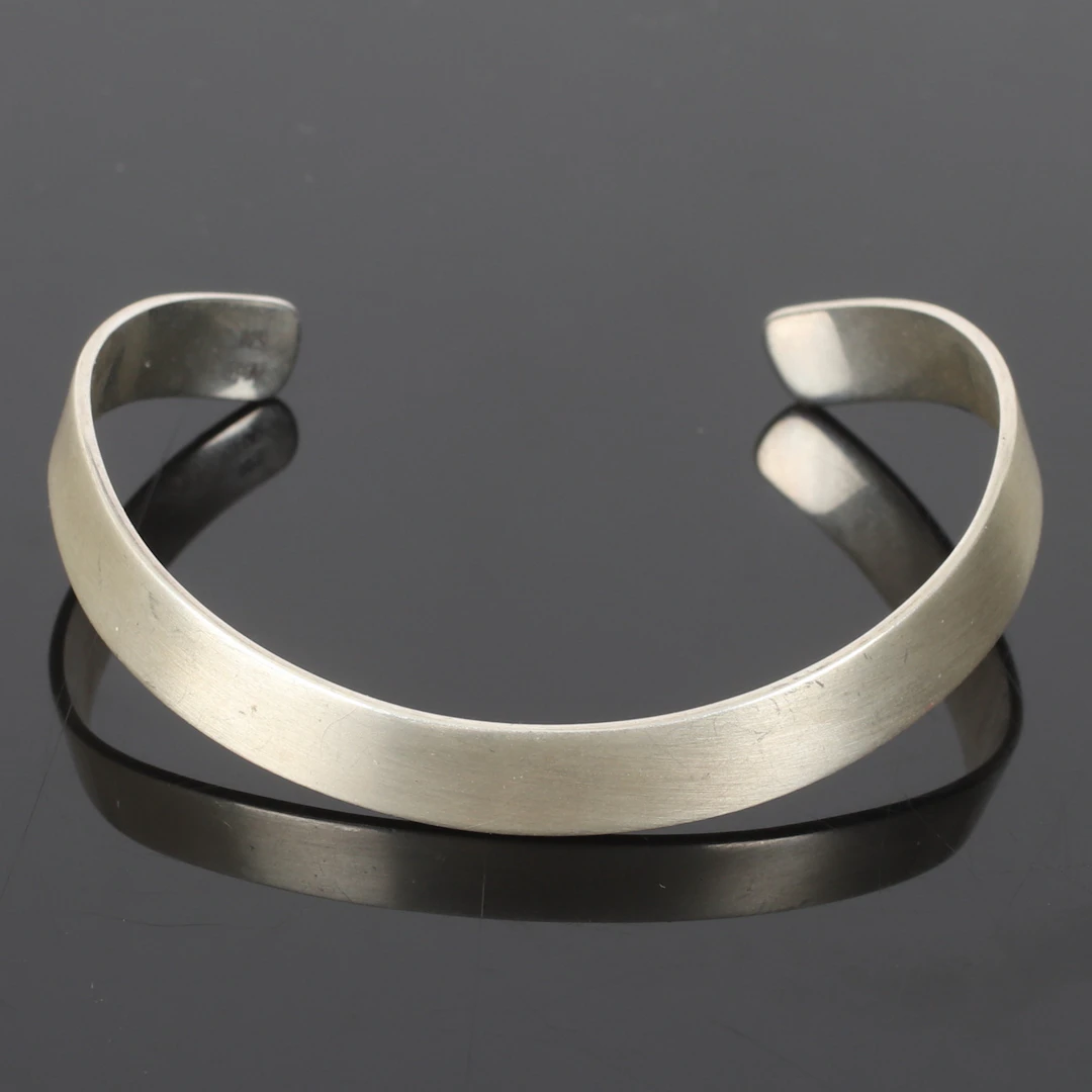 (2510-231) ARMRING, satinerat Sterling silver, Guldfynd , Stockholm. 2000-tal.