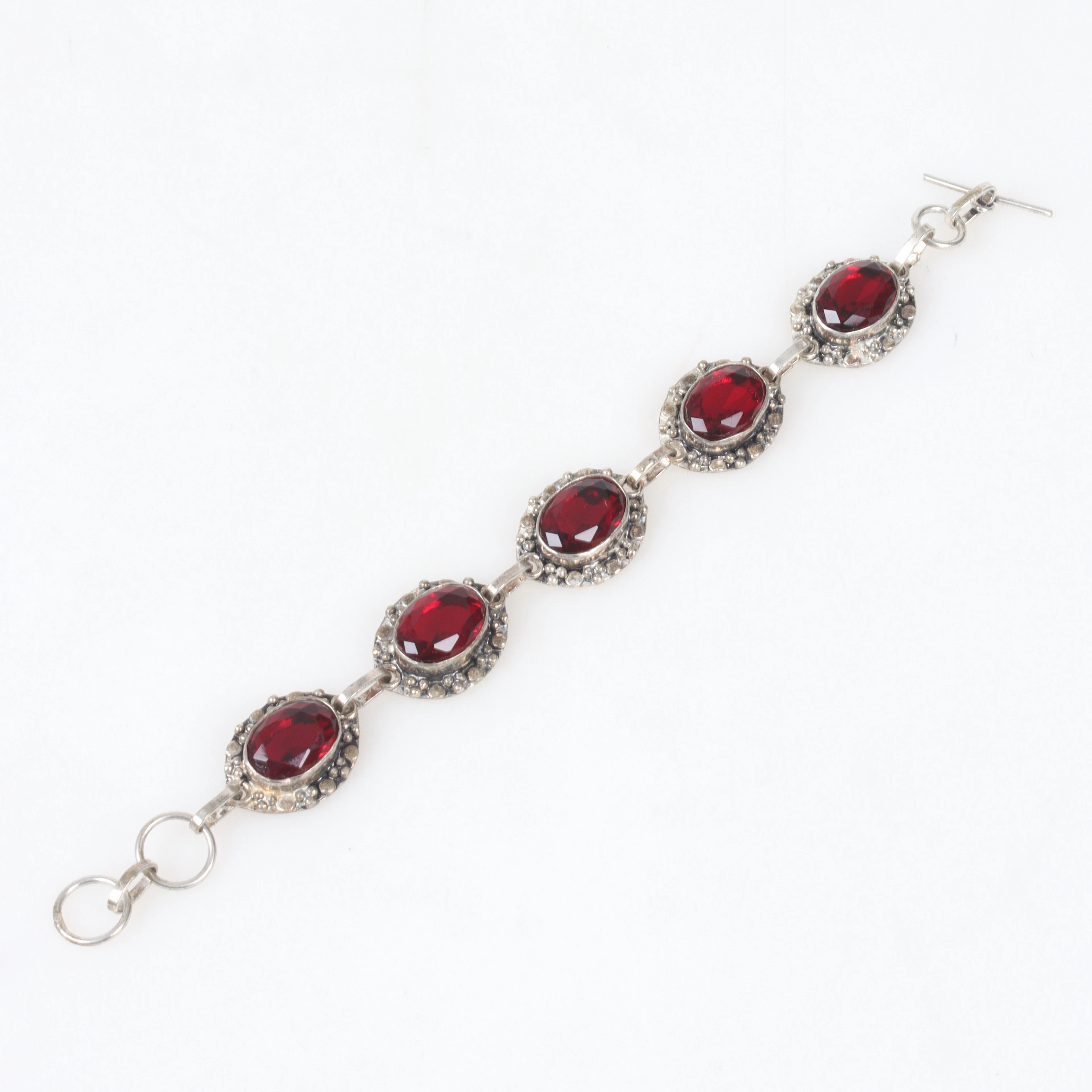 (6A18) ARMBAND, Sterling silver, med röda stenar. 1900-tal.