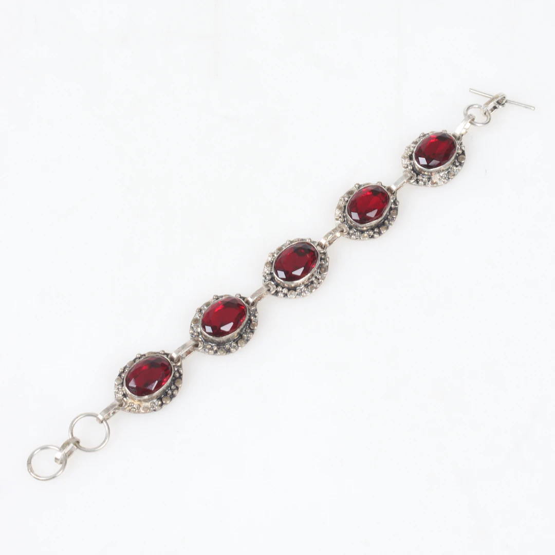 (6A18) ARMBAND, Sterling silver, med röda stenar. 1900-tal.