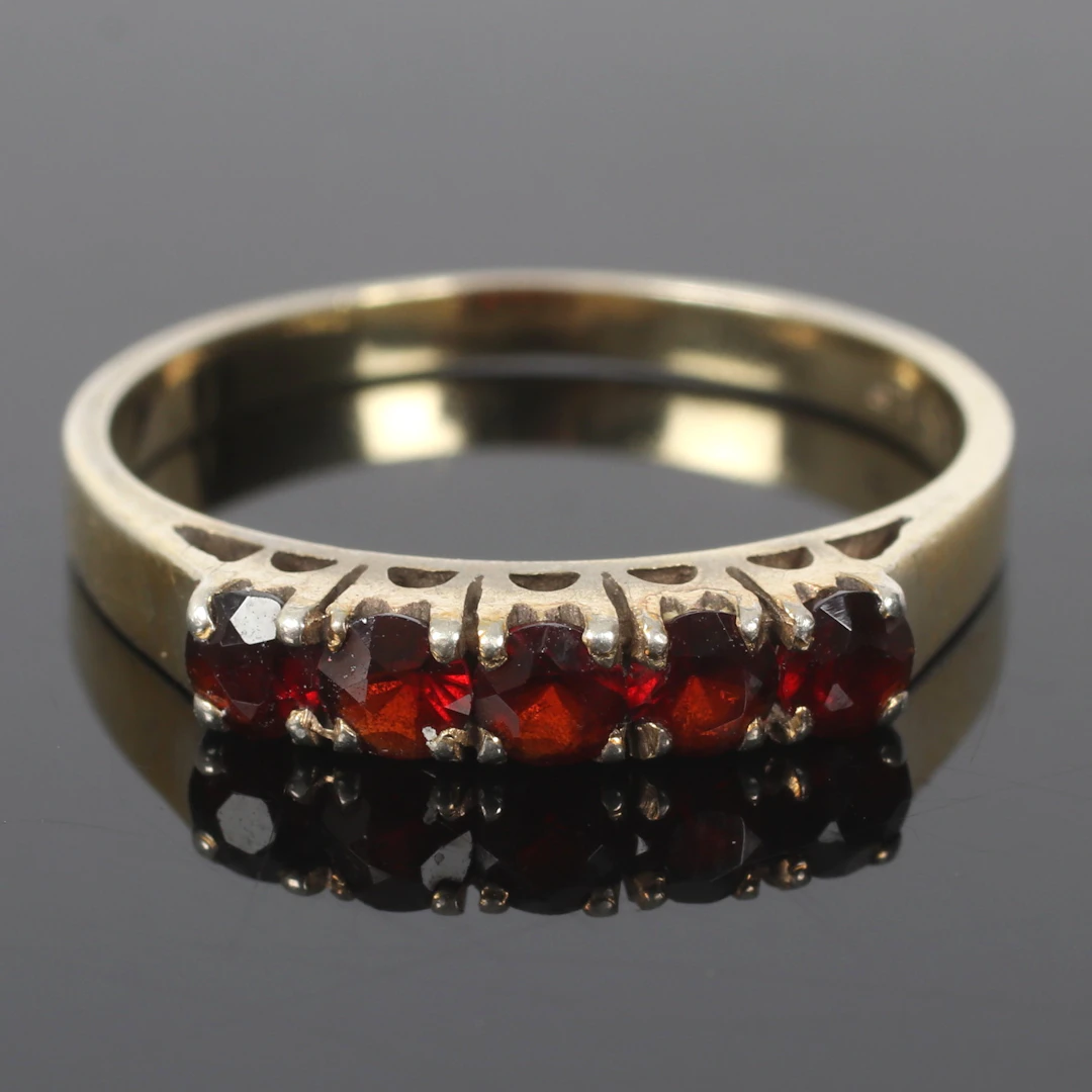 (2510-257) RING, silver, med granater, Lagonda Ab, Uppsala. 1900-tal.