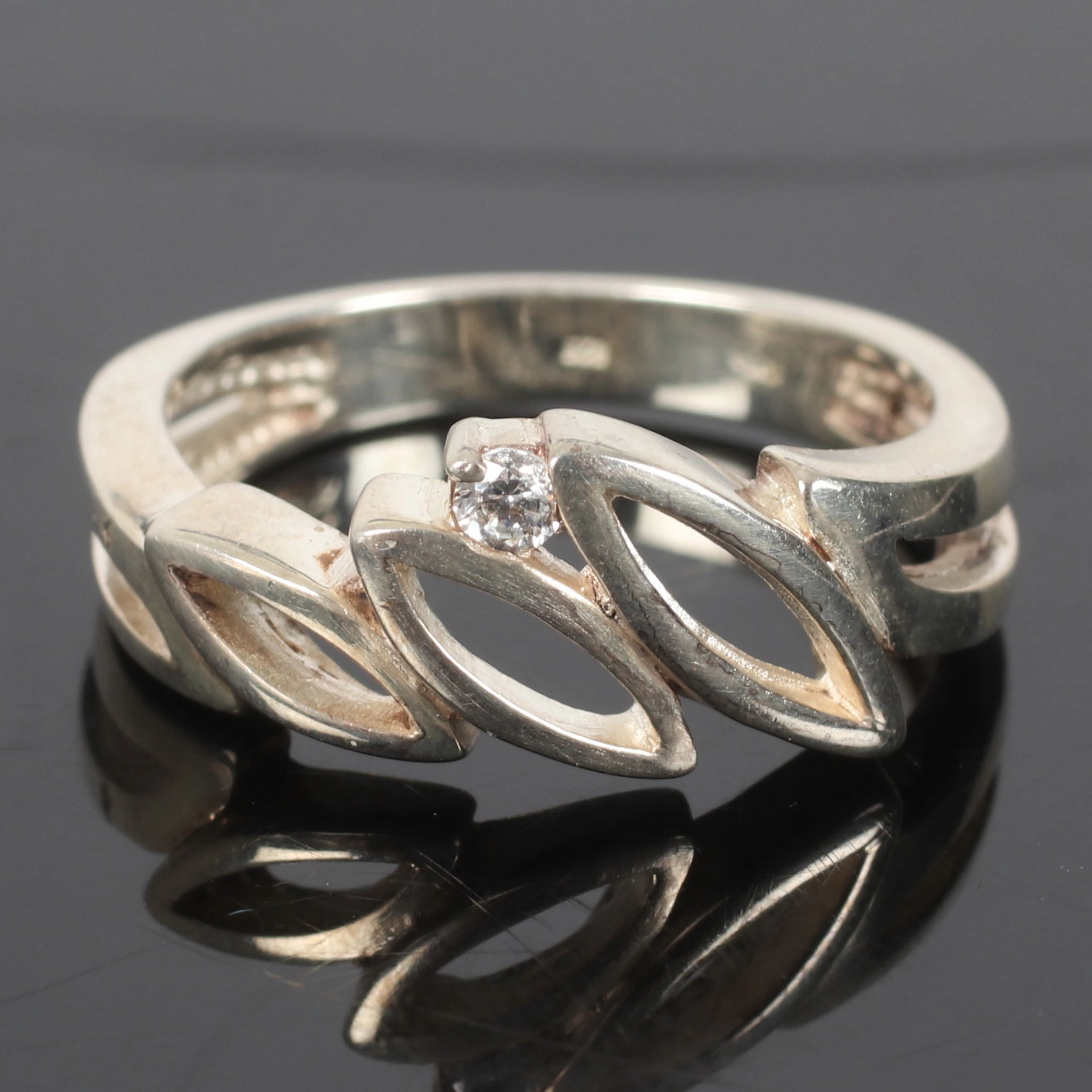(2510-252) RING, silver, med vit sten. 1900-tal.