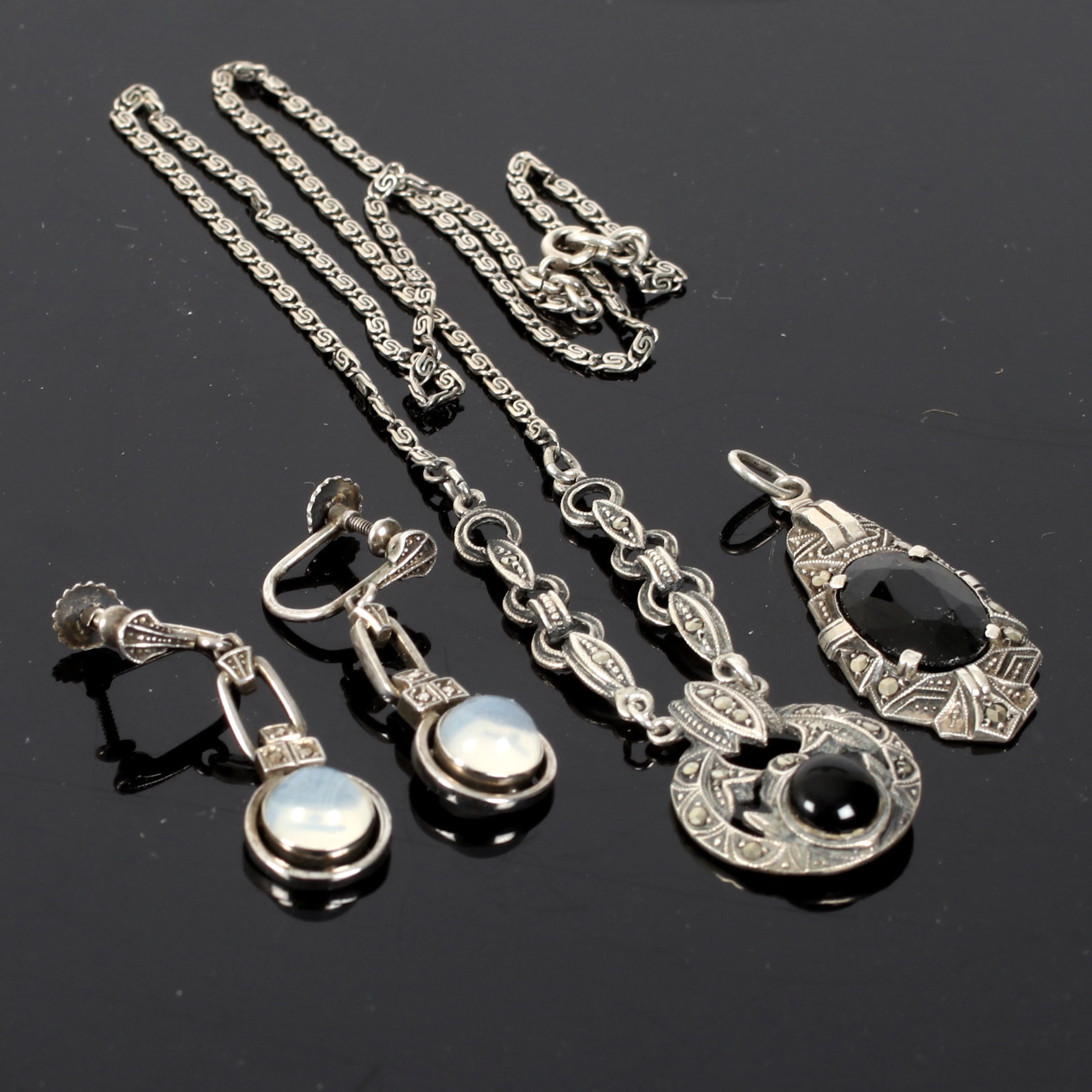 ÖRHÄNGEN och HÄNGSMYCKEN, 4 delar, silver, sten, 1900-talets början.