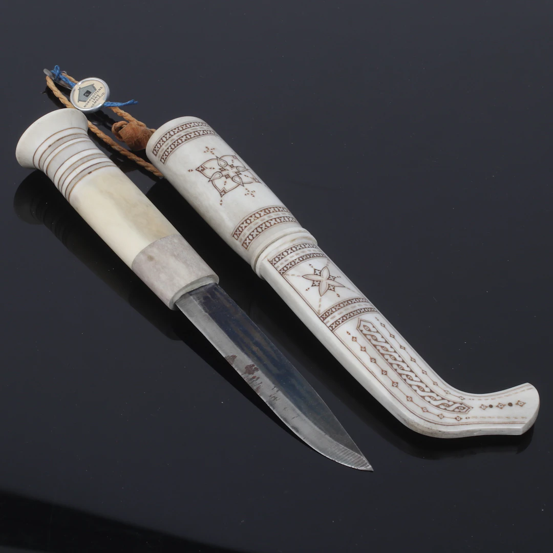 LARS LEVI SUNNA. Kniv, helhorn, signerad, 1900-talets senare del.