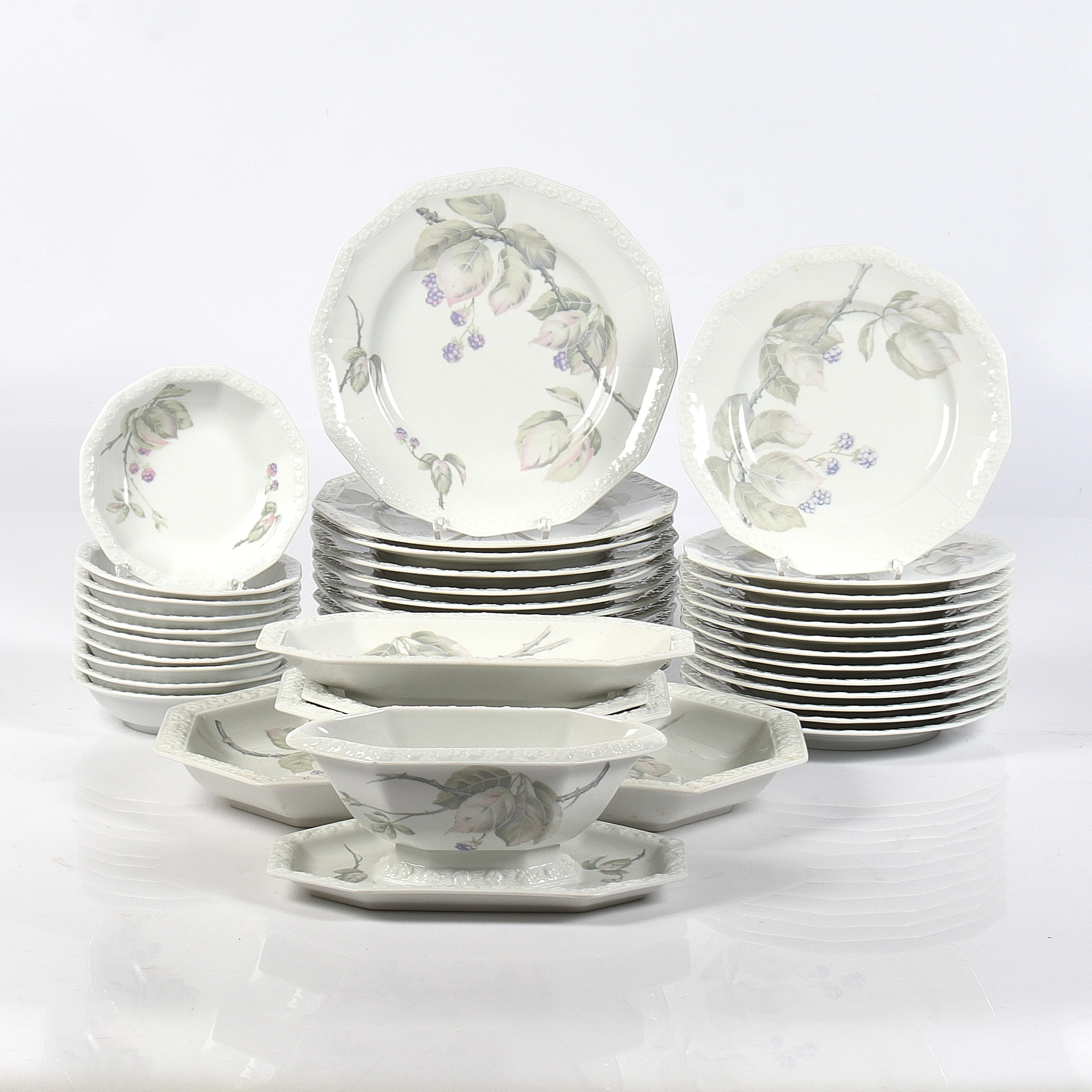 SERVISDELAR, 39 delar porslin, Maria Björnbär, Rosenthal.