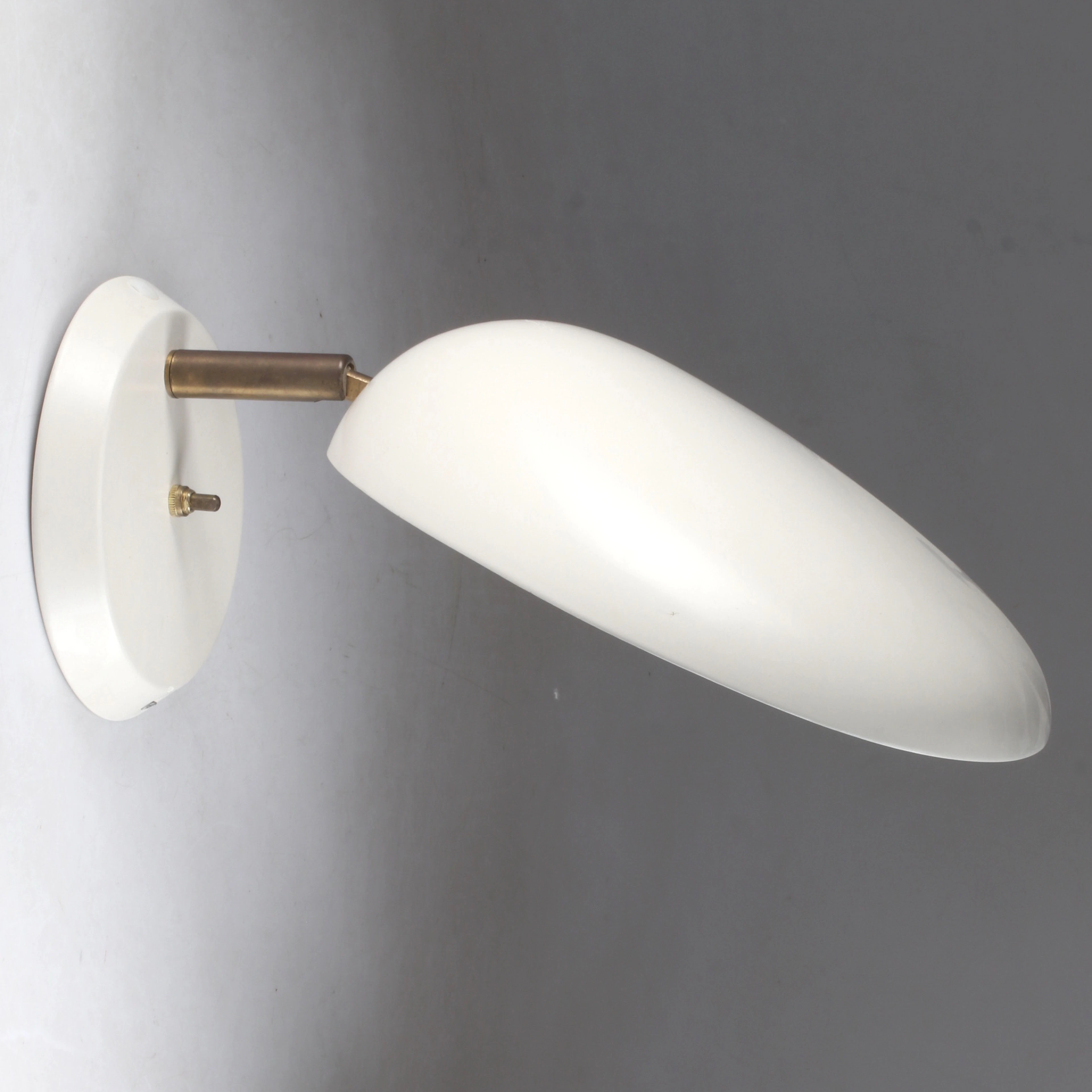 GRETA GROSSMAN. Vägglampa "Kobra", mässing och lackerat aluminium