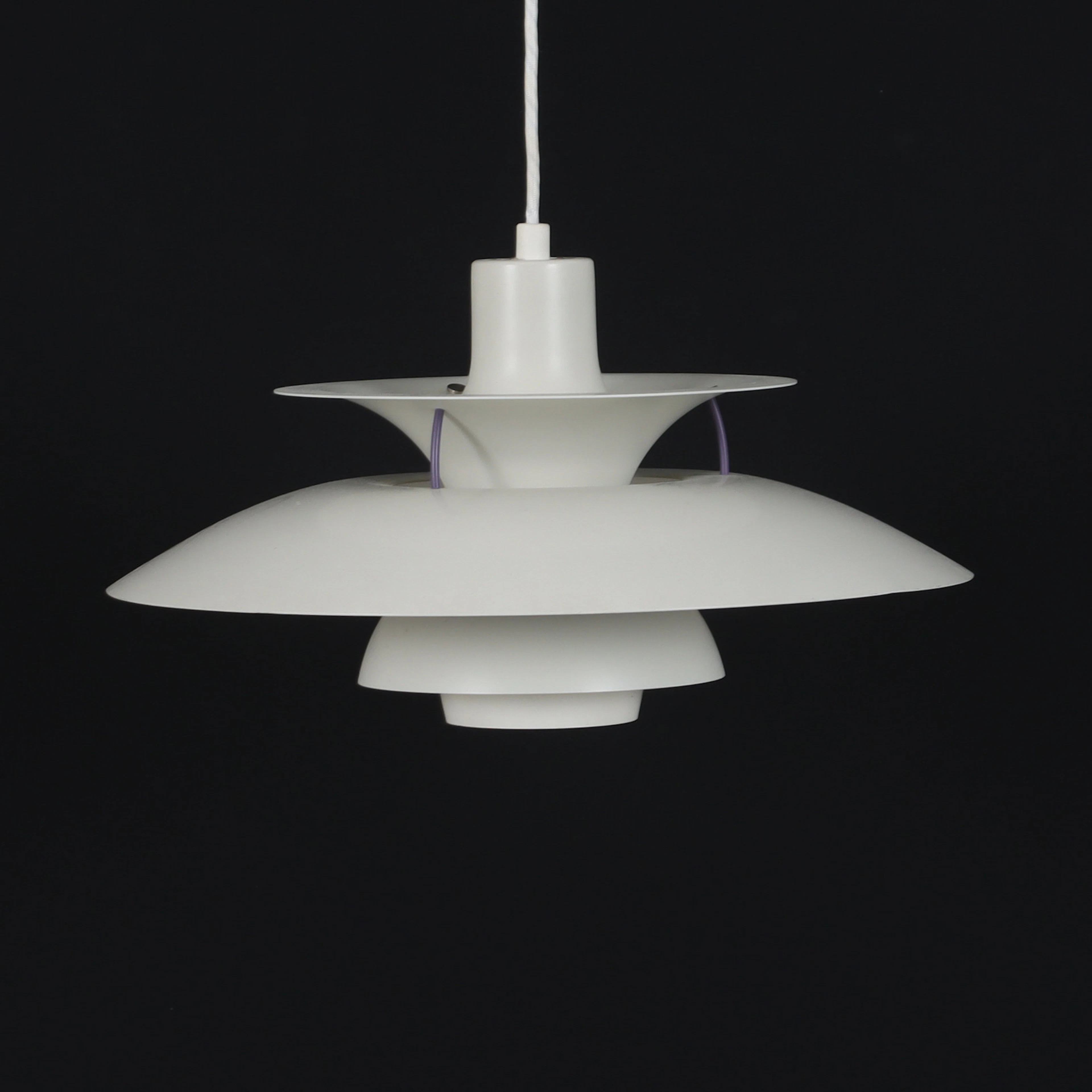 POUL HENNINGSEN. Taklampa, "PH 5", för Louis Poulsen, Danmark.