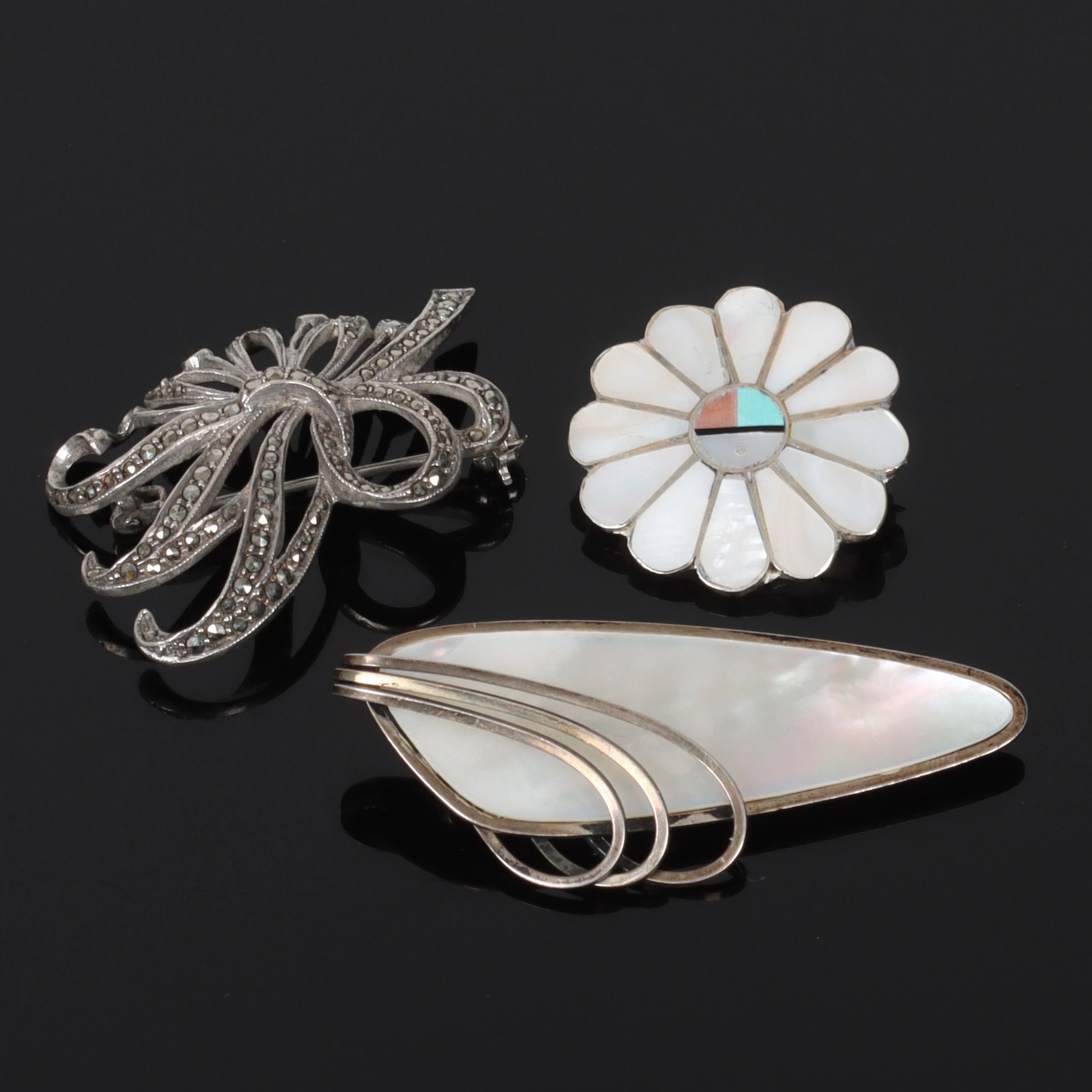 BROSCHER, 3 st. silver, med pärlemor och markasiter. bl.a. Kordes