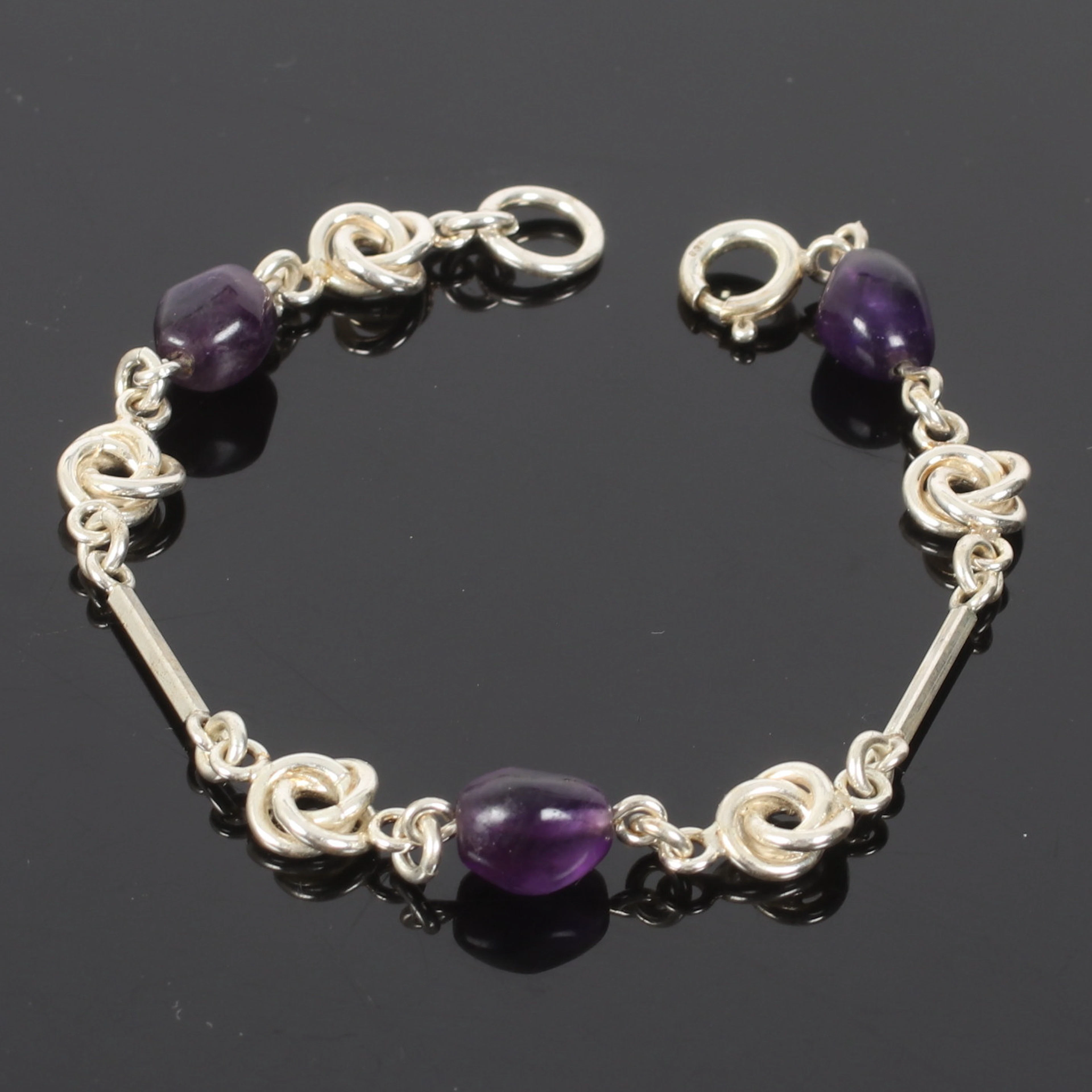(2610-203) ARMBAND, silver, med lila ametister, Arvo Saarela, Enköping. 1976.