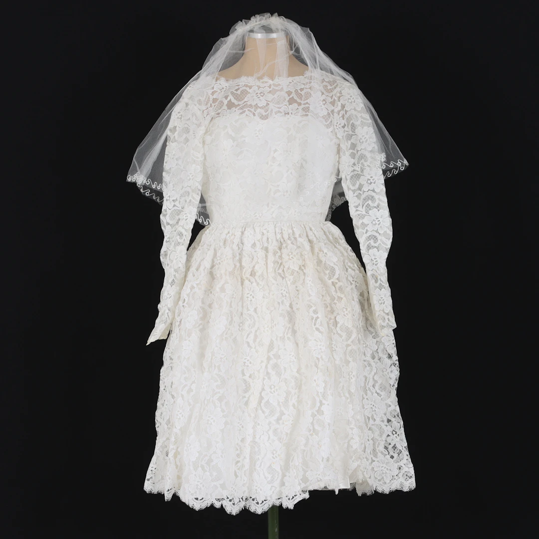 BRÖLLOPSKLÄNNING, stl 38, med spets. 1900-talets mitt.