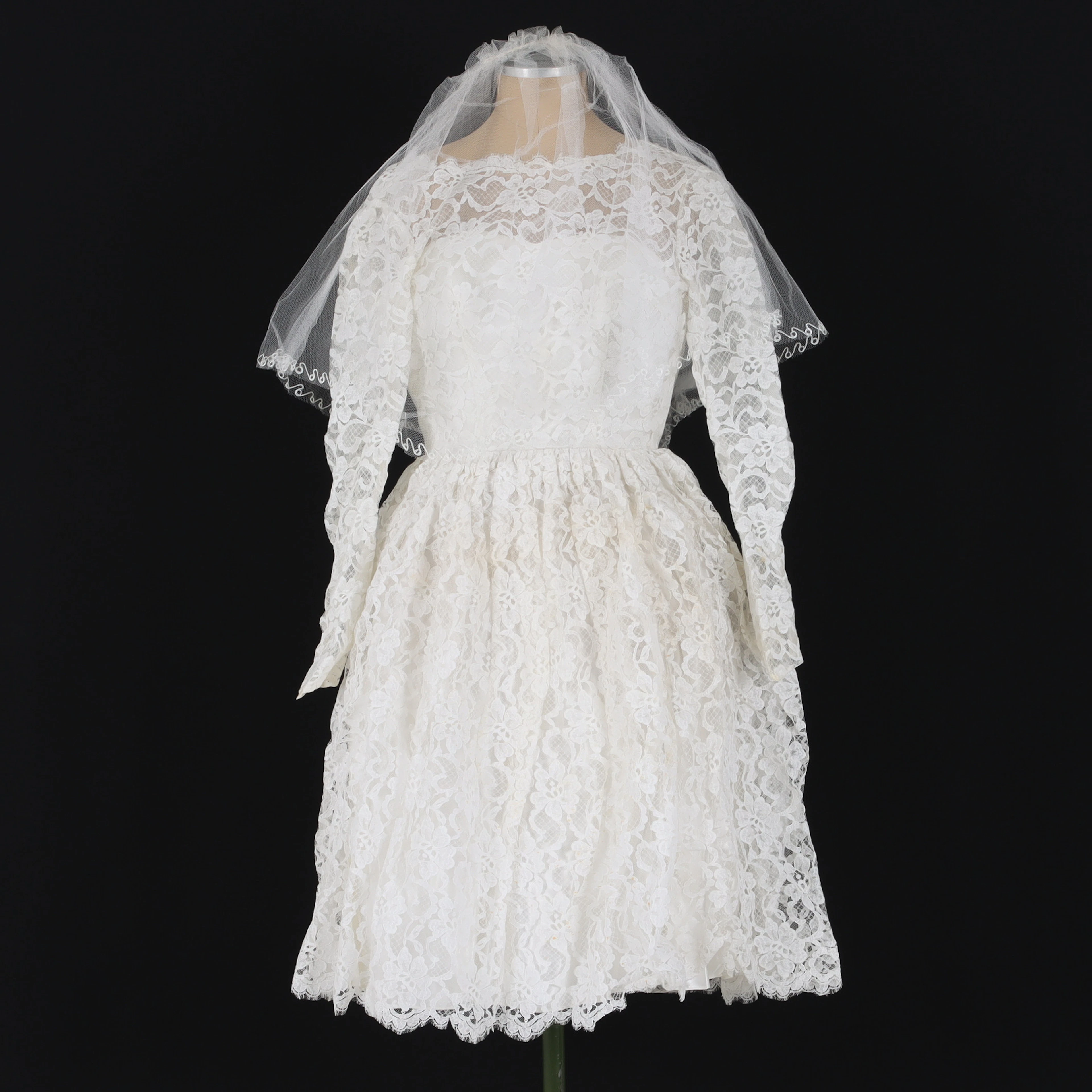 BRÖLLOPSKLÄNNING, stl 38, med spets. 1900-talets mitt.